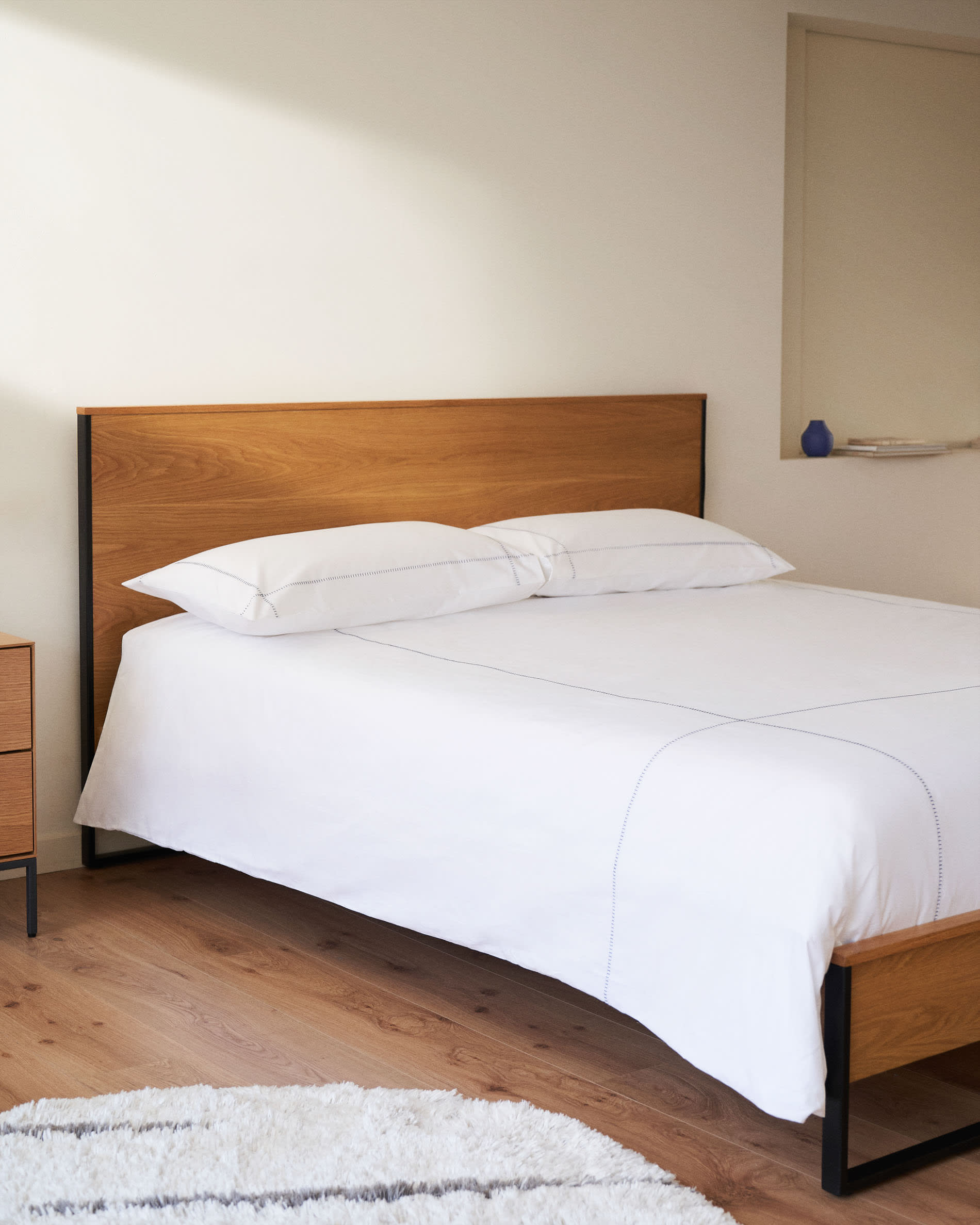 Modernes Taiana Bett aus Eichenfurnier mit stabilen Stahlbeinen in Schwarz, 160x200 cm, von Kave Home.