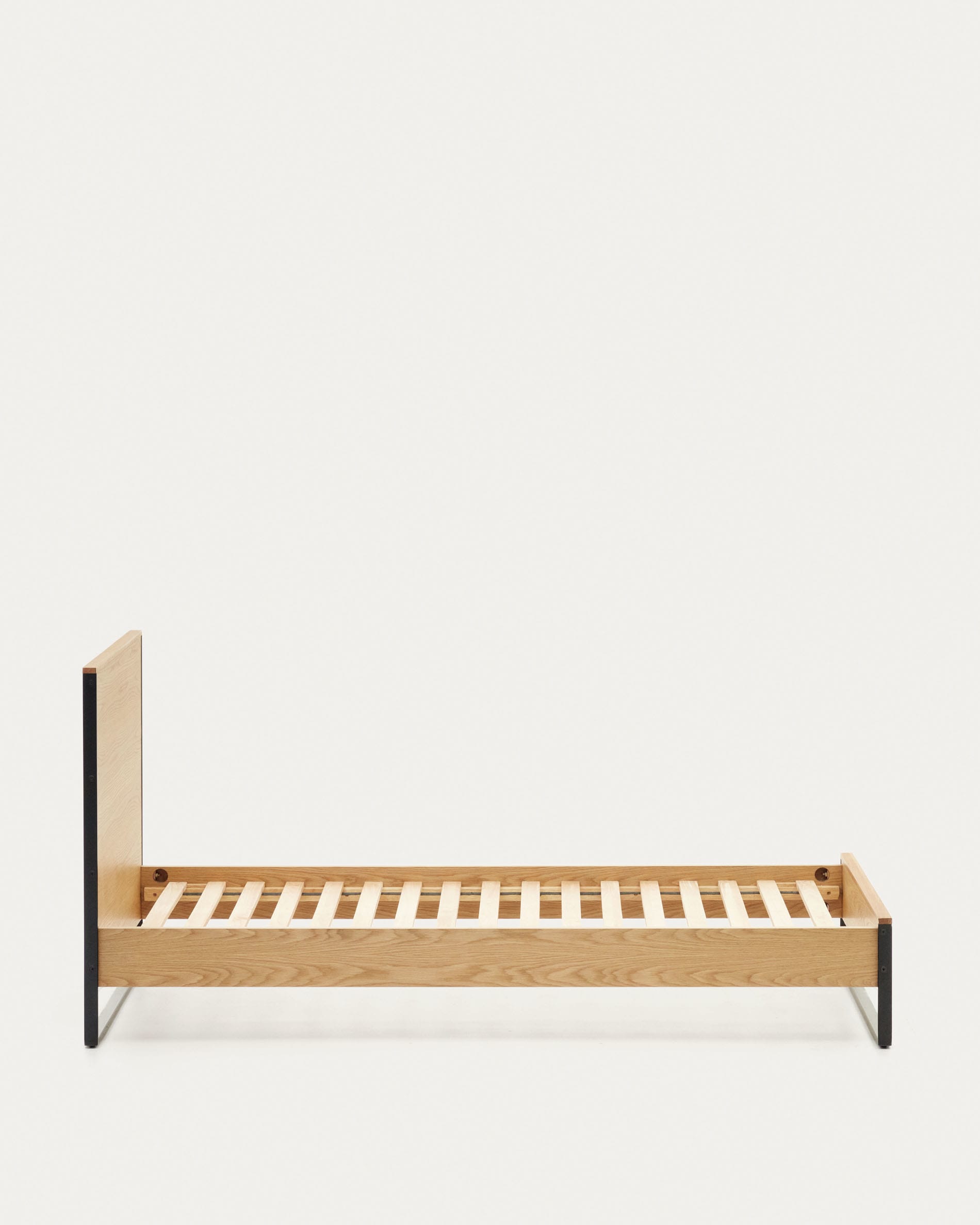 Elegantes Bett aus Eichenfurnier mit stabilen schwarzen Stahlbeinen, 90x190 cm, perfekt für moderne Schlafzimmer.