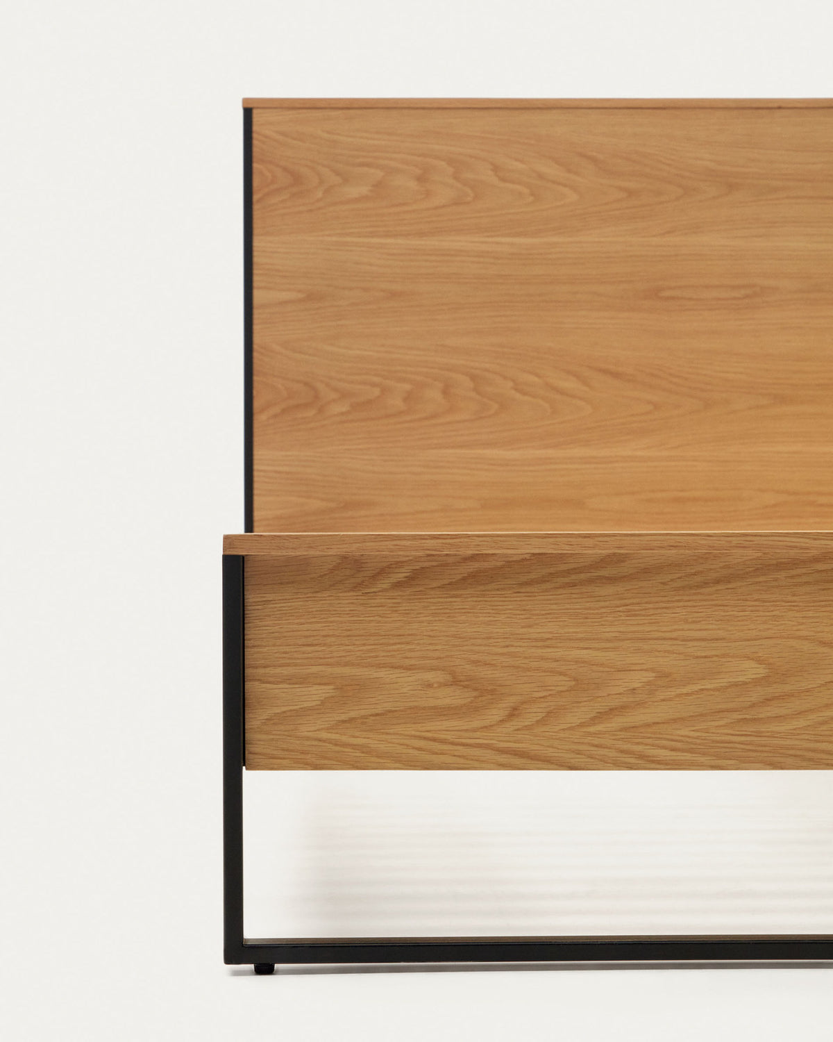 Taiana Bett aus Eichenfurnier und Stahlbeinen mit schwarzem Finish 90 x 190 cm in Natur präsentiert im Onlineshop von KAQTU Design AG. Bett ist von Kave Home