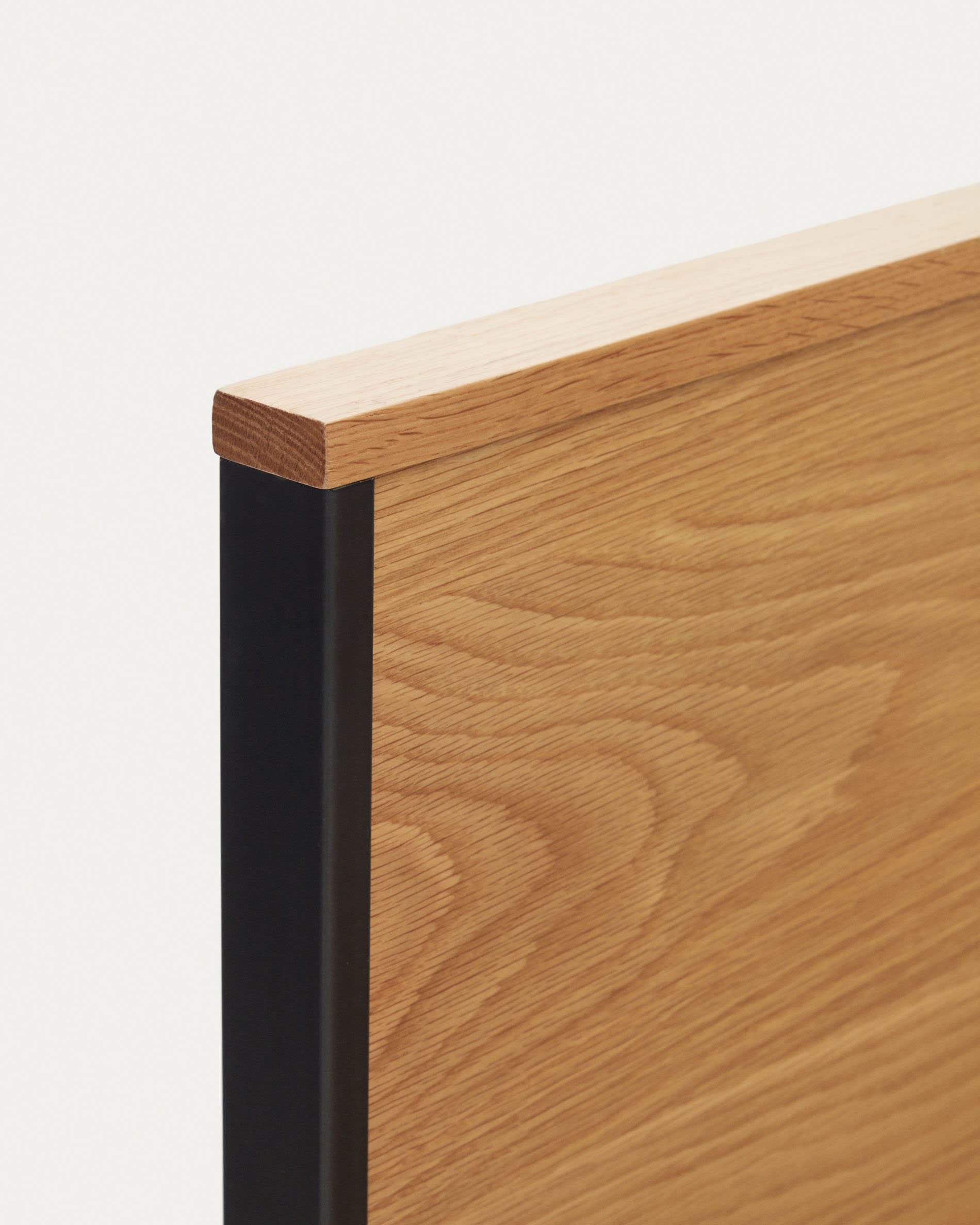 Elegantes Taiana Bett aus Eichenfurnier mit stabilen Stahlbeinen, 90 x 190 cm. Perfekt für kleine Schlafzimmer und stilvolle Einrichtung.