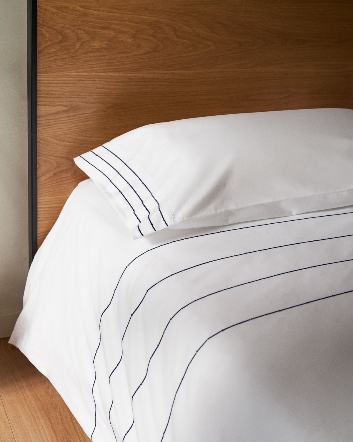 Taiana Bett aus Eichenfurnier und Stahlbeinen mit schwarzem Finish 90 x 190 cm in Natur präsentiert im Onlineshop von KAQTU Design AG. Bett ist von Kave Home