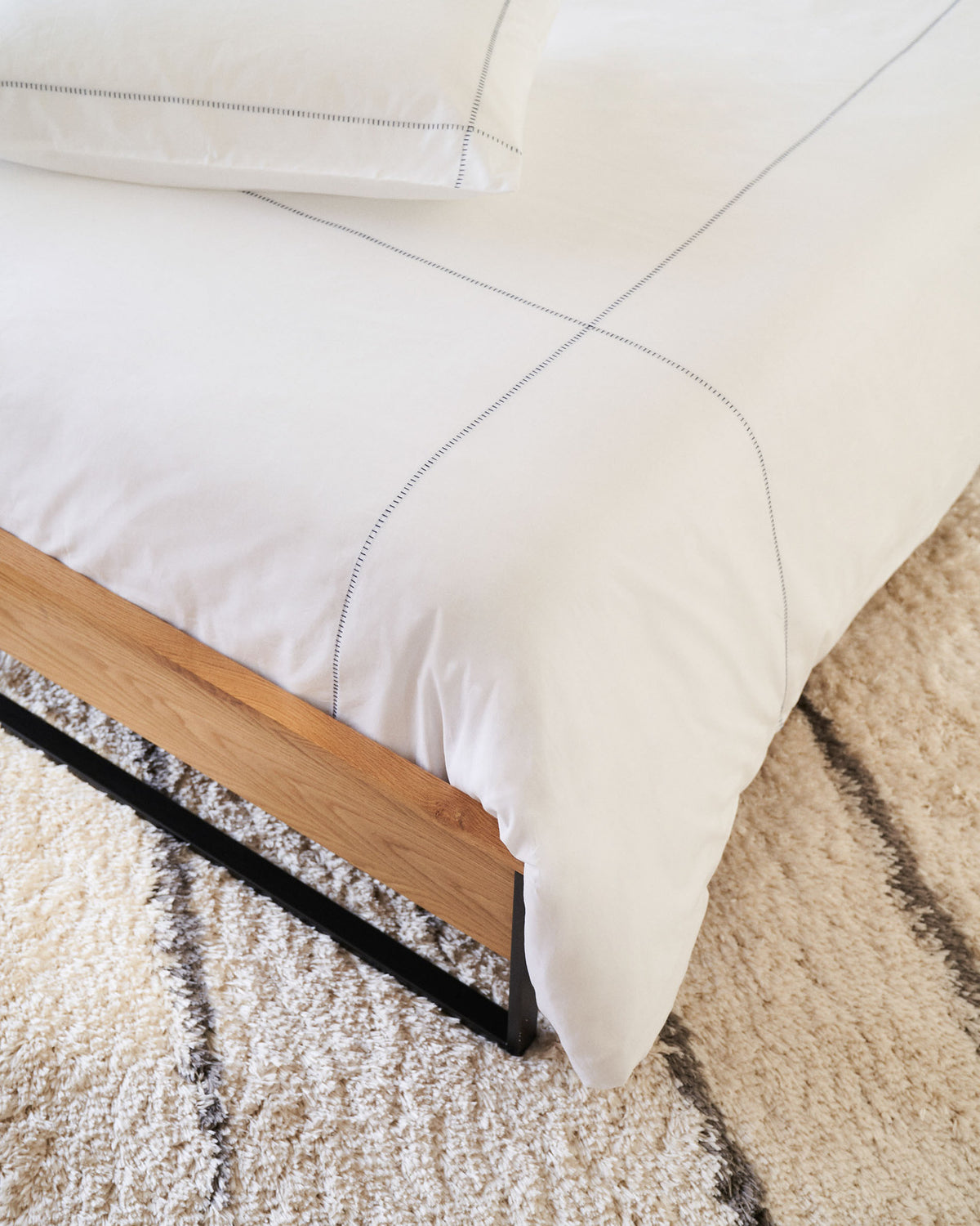 Taiana Bett aus Eichenfurnier und Stahlbeinen mit schwarzem Finish 90 x 190 cm in Natur präsentiert im Onlineshop von KAQTU Design AG. Bett ist von Kave Home