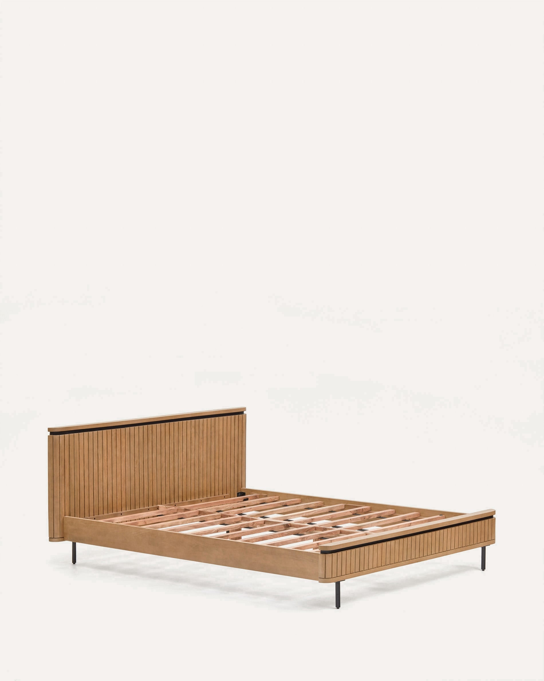 Licia Bett: Stilvolles Design aus Mangoholz und Metall, 160x200 cm.