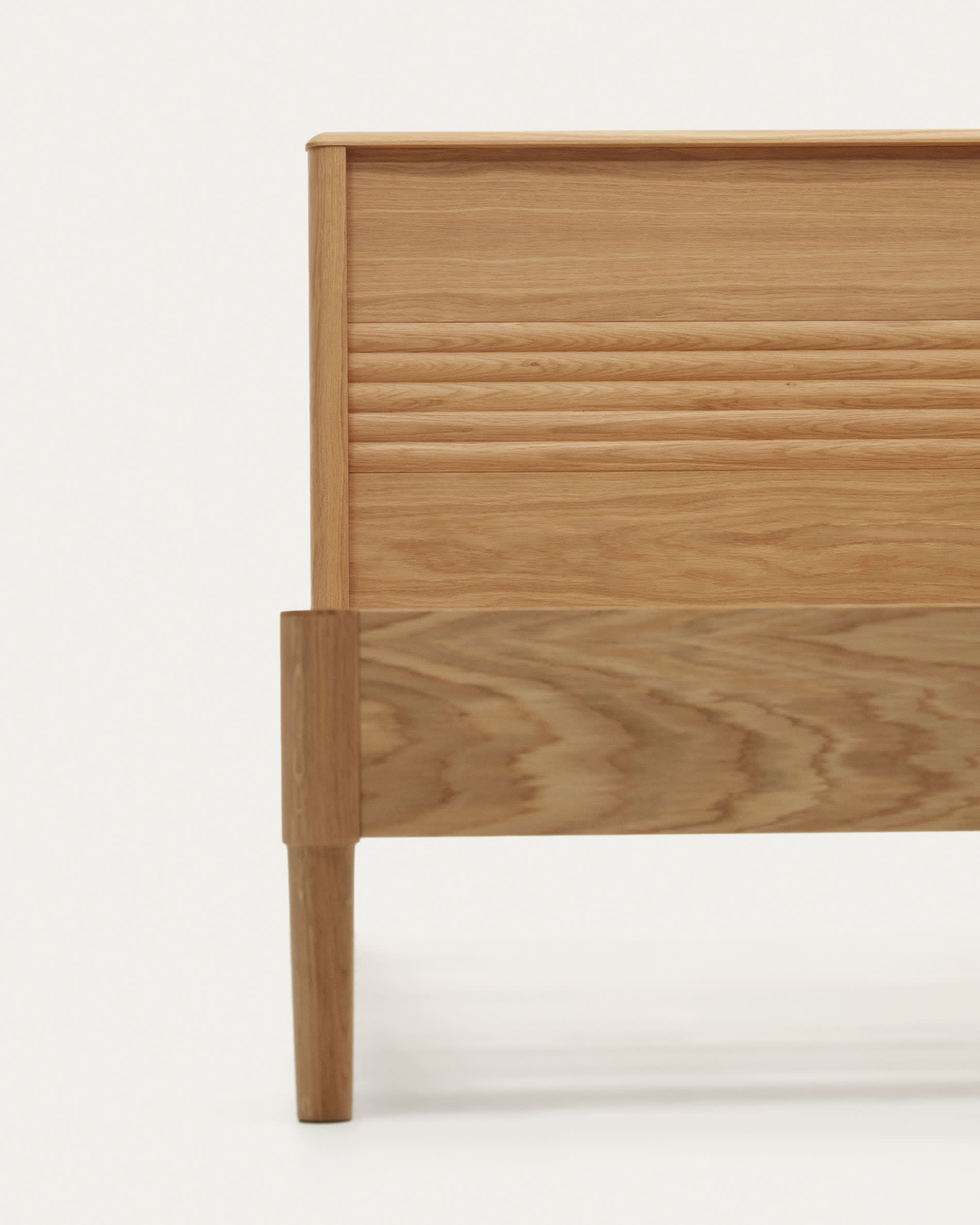 Hochwertiges Lenon Bett aus Eichenholz und Furnier, ideal für 90 x 200 cm Matratzen. Nachhaltig, modern und stilvoll von Kave Home.