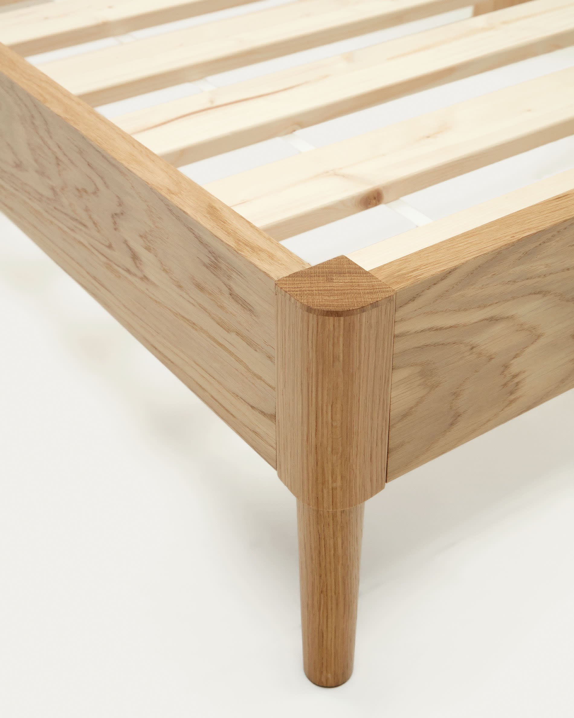 Erleben Sie das Lenon Bett von Kave Home: Hochwertiges Eichenholz, zeitloses Design und umweltfreundliche FSC-Zertifizierung für optimalen Schlafkomfort.