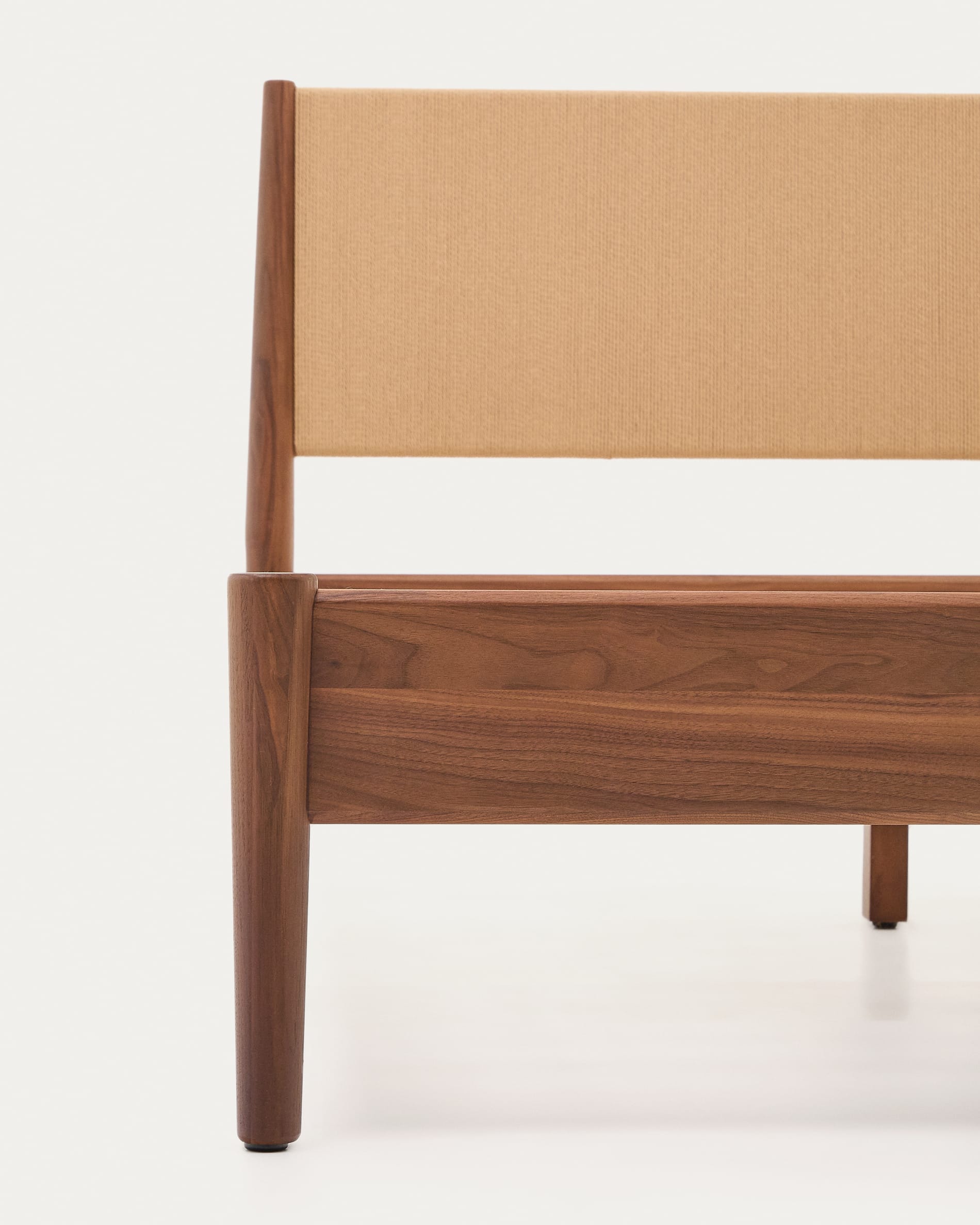 Erleben Sie das elegante Bett Elan von Kave Home: Massives Walnussholz, kunstvolle Seilakzente und eine großzügige Liegefläche für erholsame Nächte.