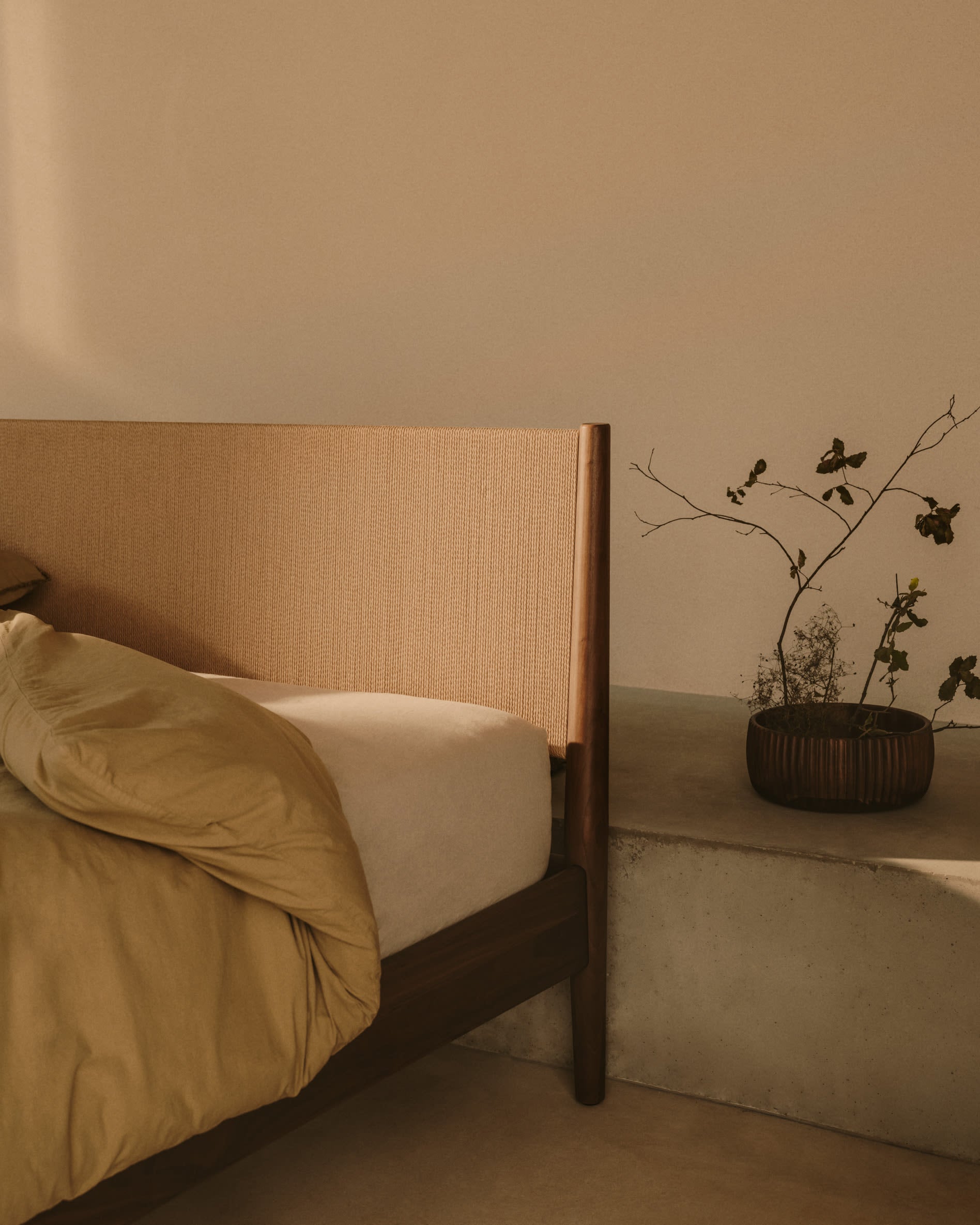 Stilvolles Bett Elan aus FSC-zertifiziertem Walnussholz und Furnier, 180x200 cm, mit Seilmatratze, von Kave Home.