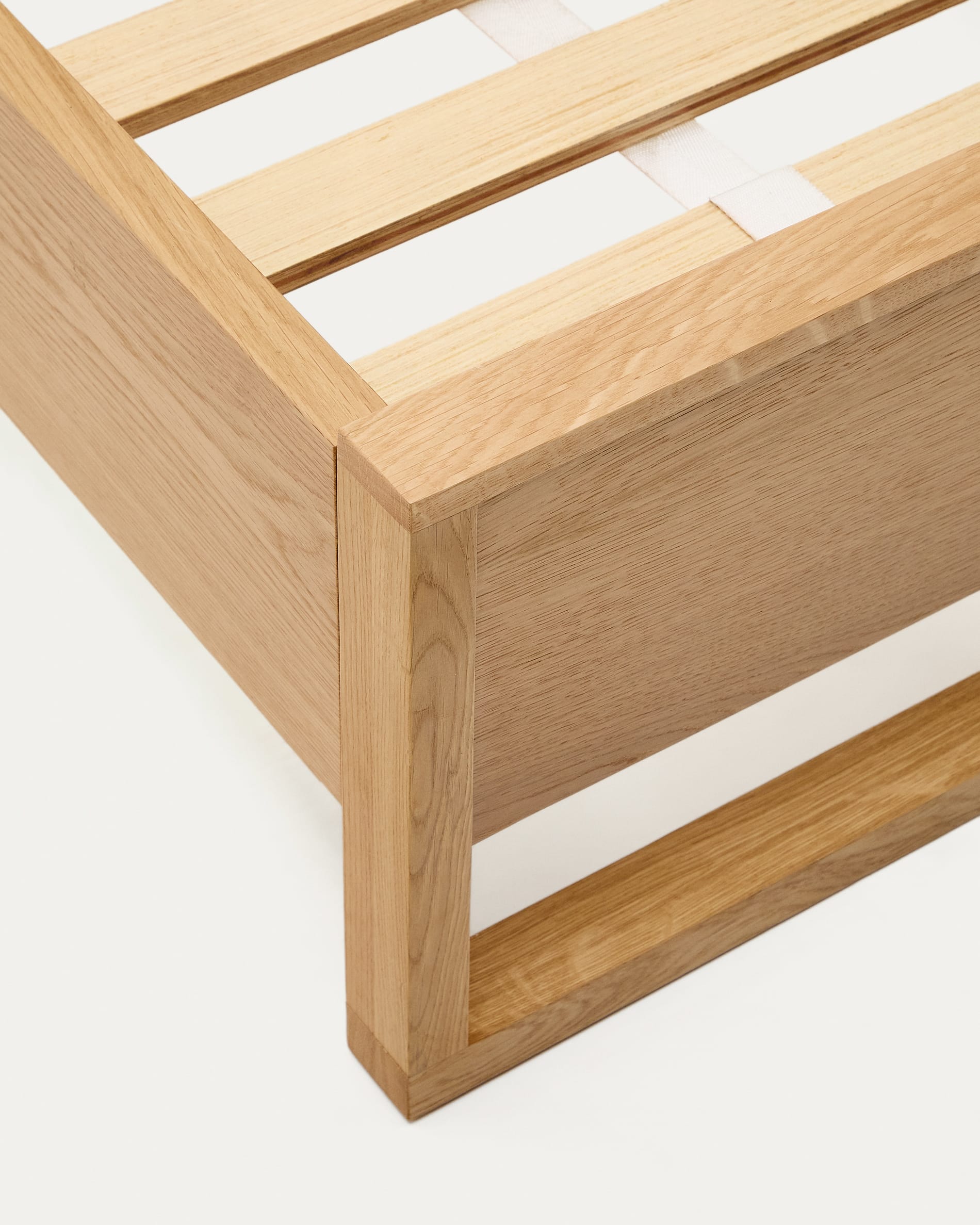 Entdecken Sie das stilvolle Bett Alguema von Kave Home, gefertigt aus robustem Eichenfurnier mit einem warmen, naturfarbenen Finish für 160 x 200 cm Matratzen.