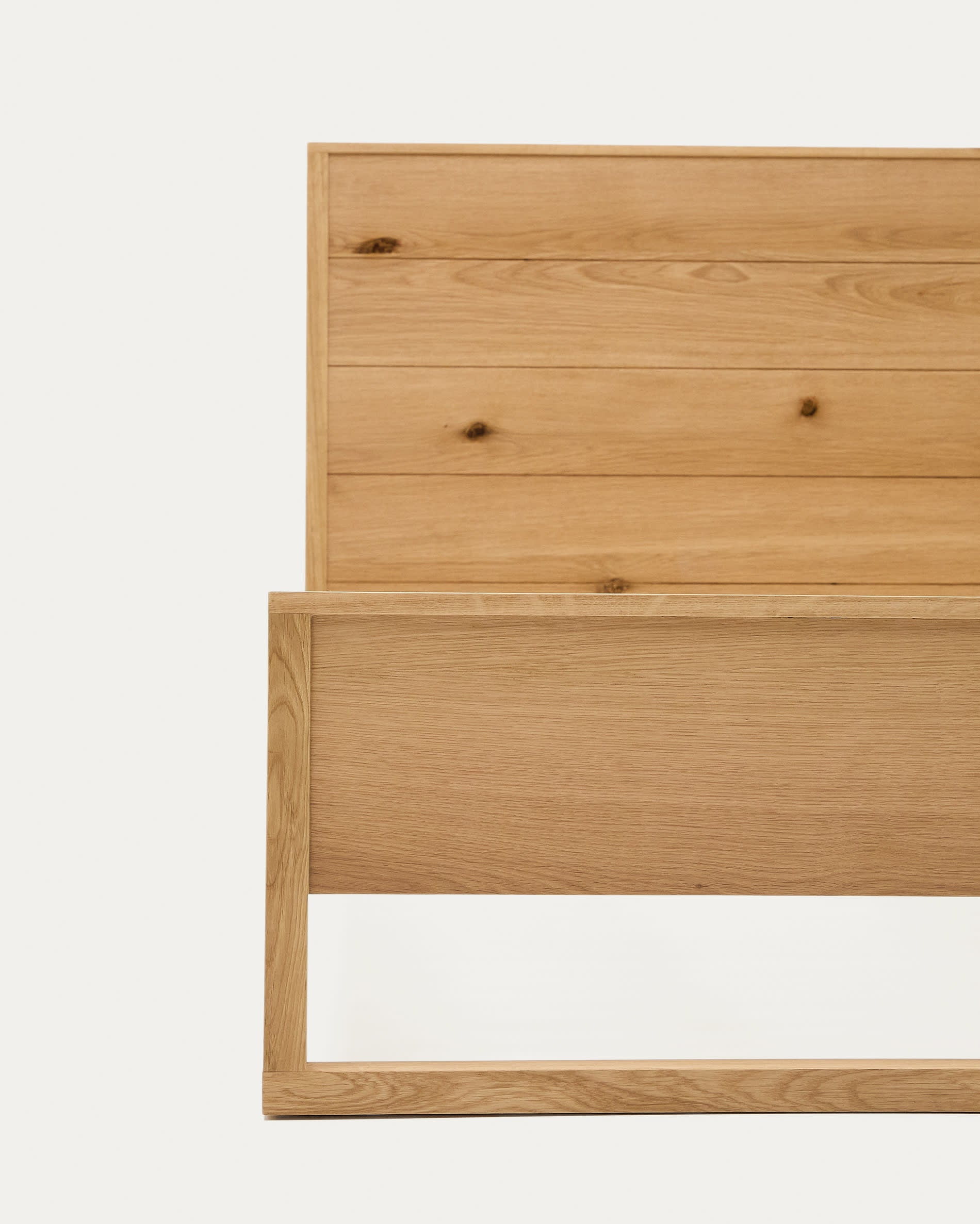 Erleben Sie das elegante Bett Alguema von Kave Home, aus hochwertigem Eichenfurnier mit zeitlosem, naturfarbenem Finish für 160 x 200 cm Matratzen.