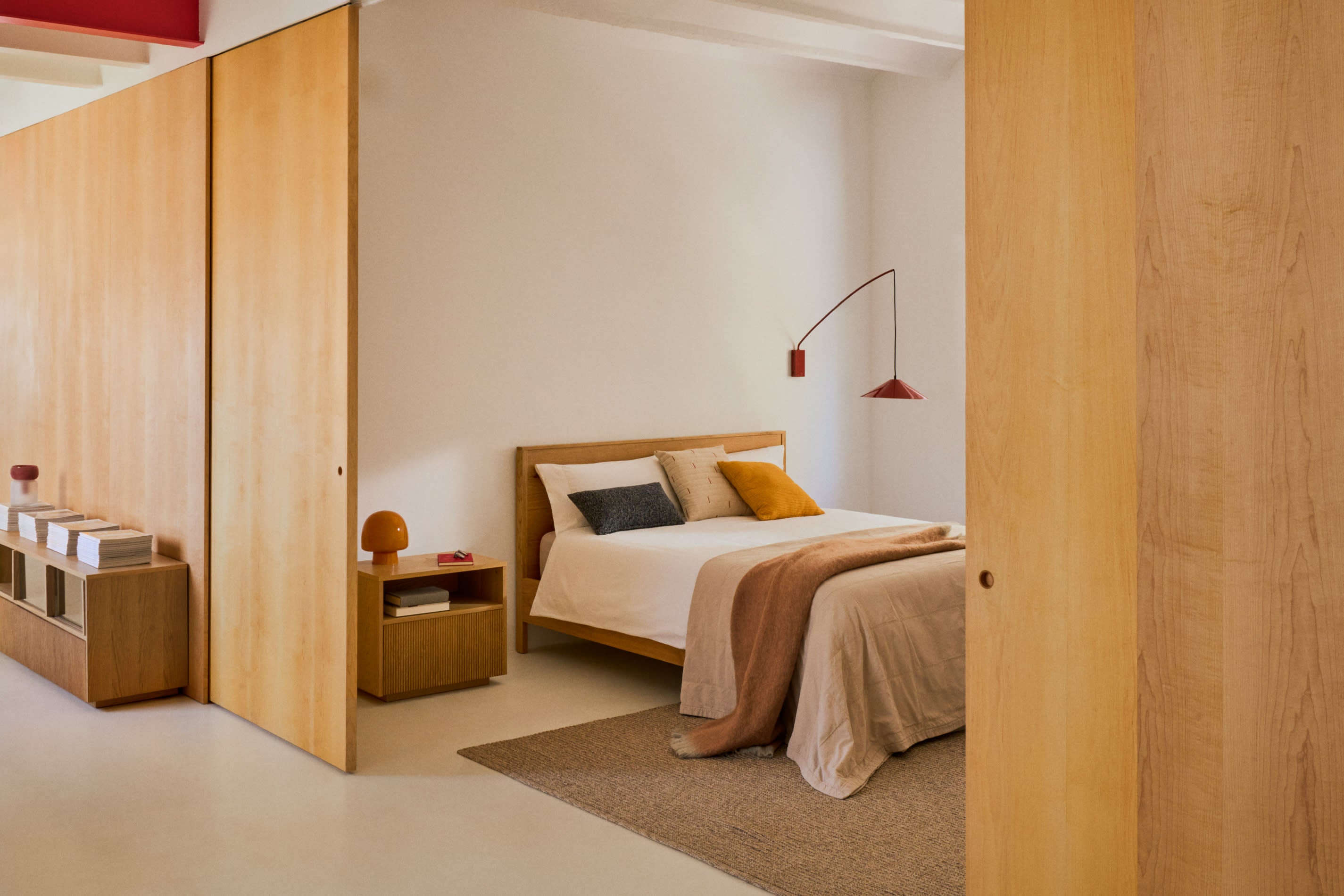 Stilvolles Bett Alguema aus Eichenfurnier mit natürlichem Finish, geeignet für 160x200 cm Matratzen, von Kave Home.