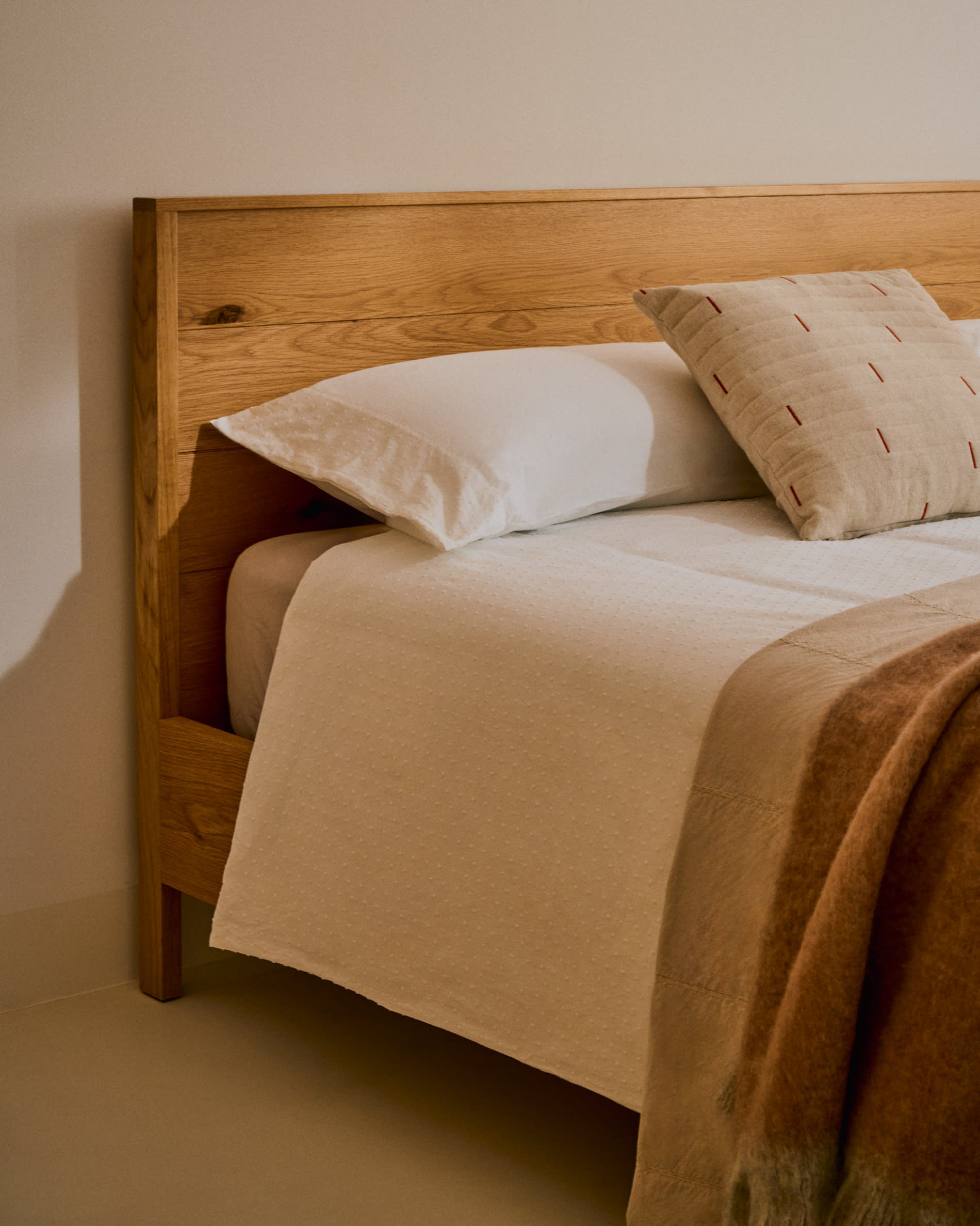 Stilvolles Bett Alguema aus Eichenfurnier mit natürlichem Finish, geeignet für 160x200 cm Matratzen, von Kave Home.