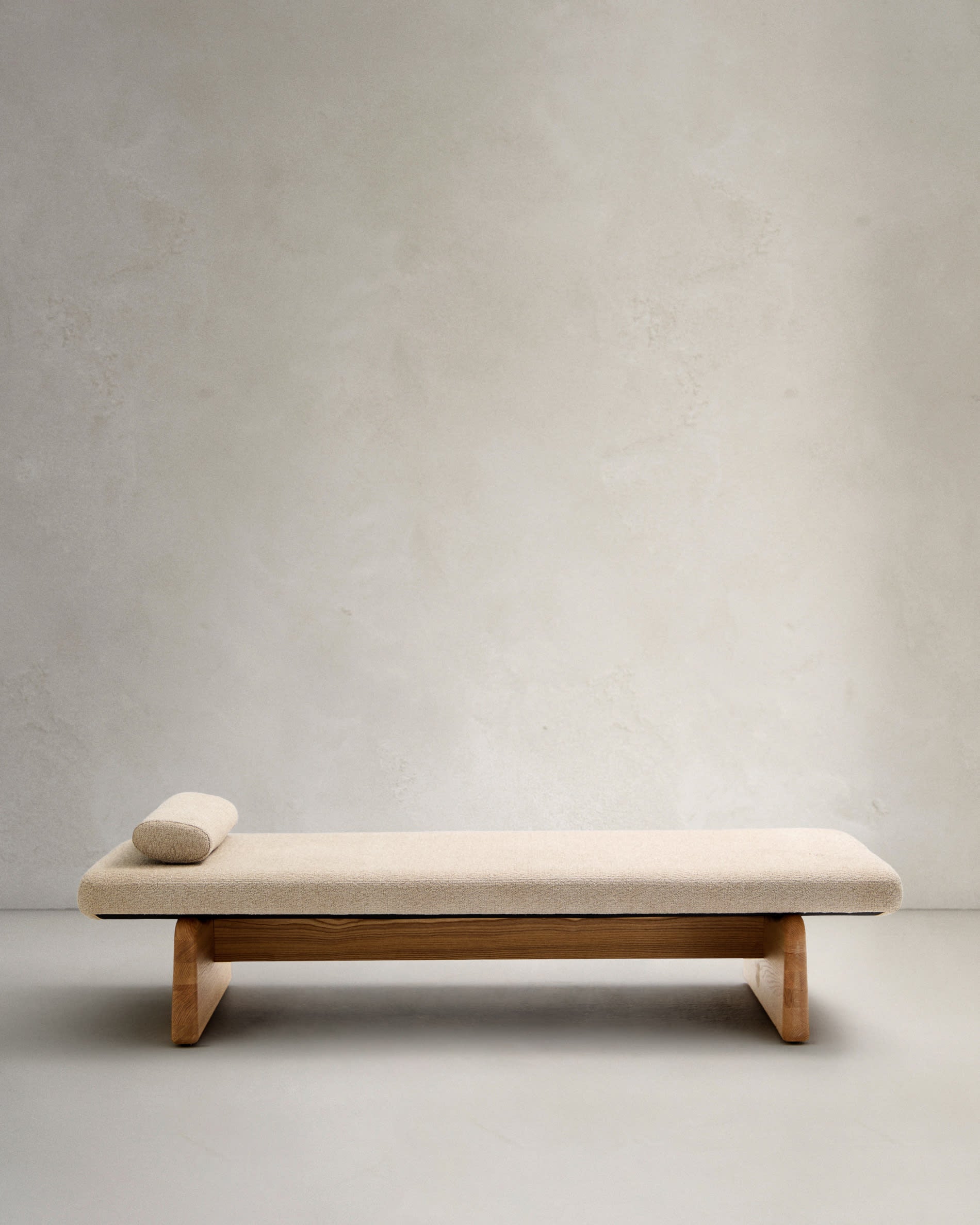 Elegantes Daybed Topaz, 200 cm, aus beigem Chenille und FSC-zertifiziertem Eschenholz mit natürlichem Finish, von Kave Home.