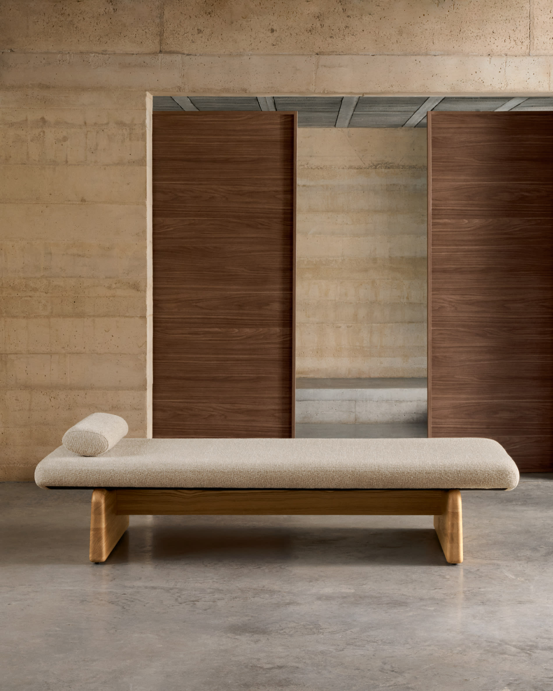 Elegantes Daybed Topaz aus beigem Chenille und Eschenholz mit natürlichem Finish, 200 cm, FSC-zertifiziert, von Kave Home.