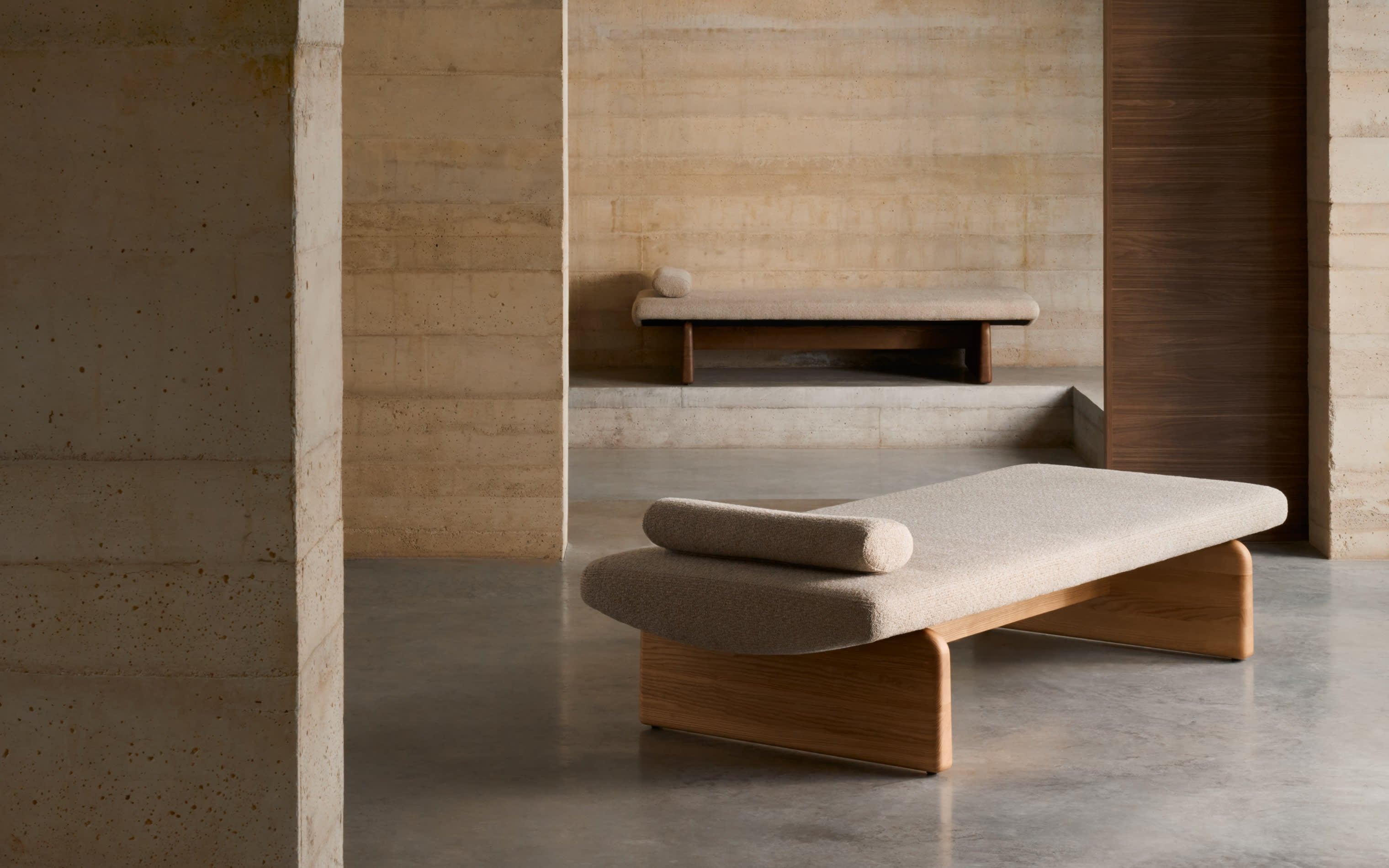 Elegantes Daybed Topaz, 200 cm, aus beigem Chenille und FSC-zertifiziertem Eschenholz mit natürlichem Finish, von Kave Home.