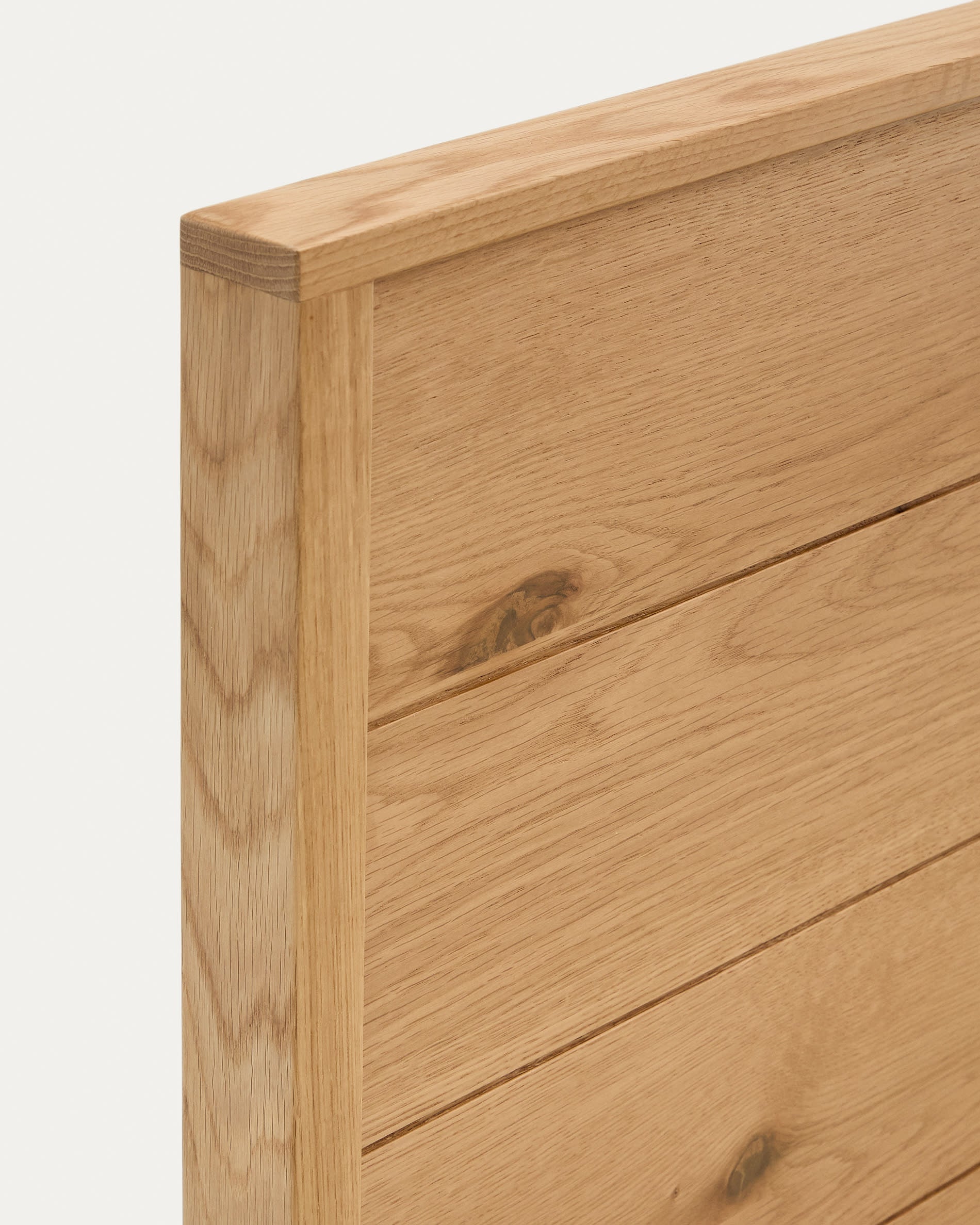 Erleben Sie das Bett Alguema aus hochwertigem Eichenfurnier mit naturfarbenem Finish – stilvoll, robust und ideal für erholsame Nächte.