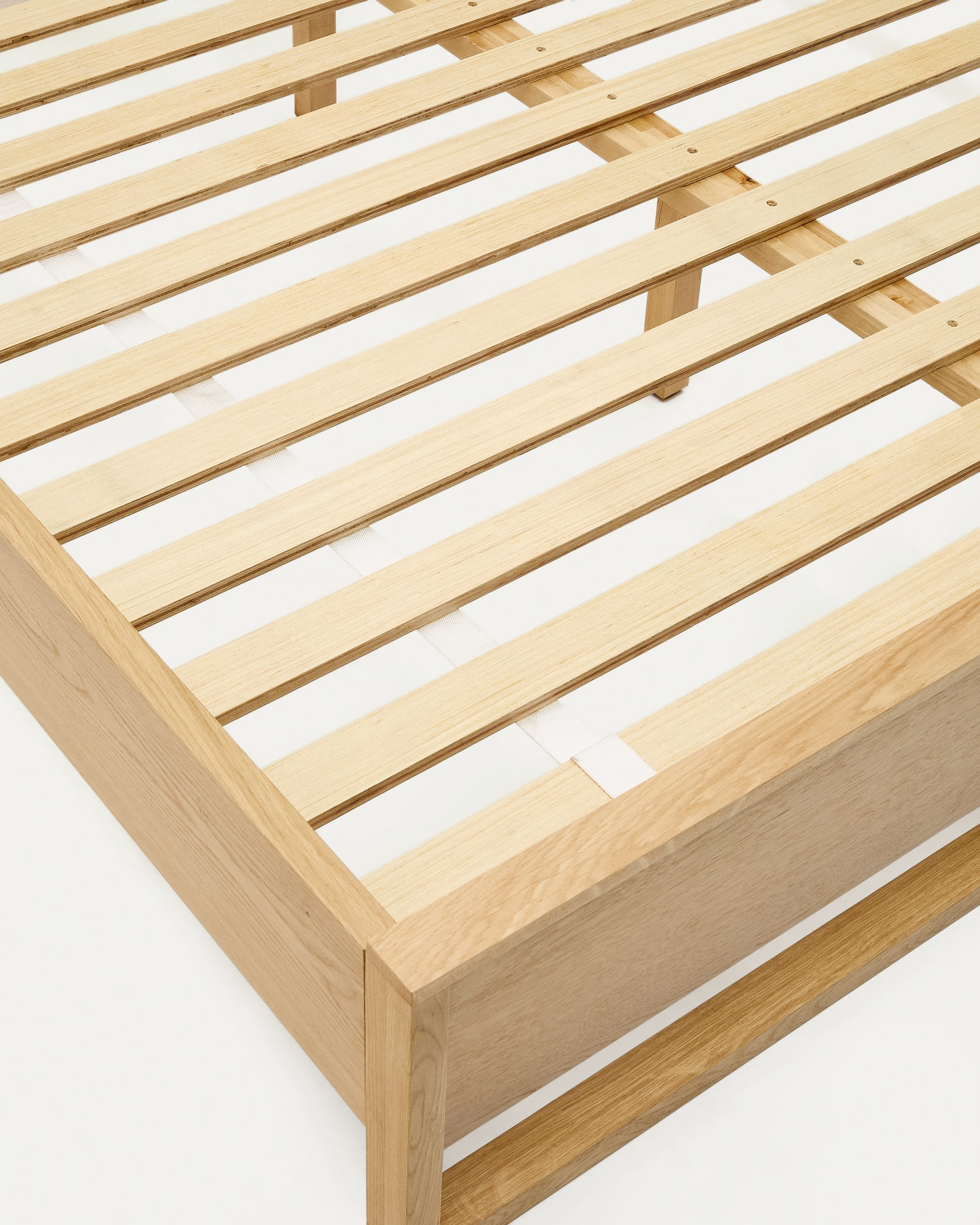 Entdecken Sie das elegante Bett Alguema aus Eichenfurnier mit natürlichem Finish. Perfekt für Komfort und Stil in jedem Schlafzimmer.