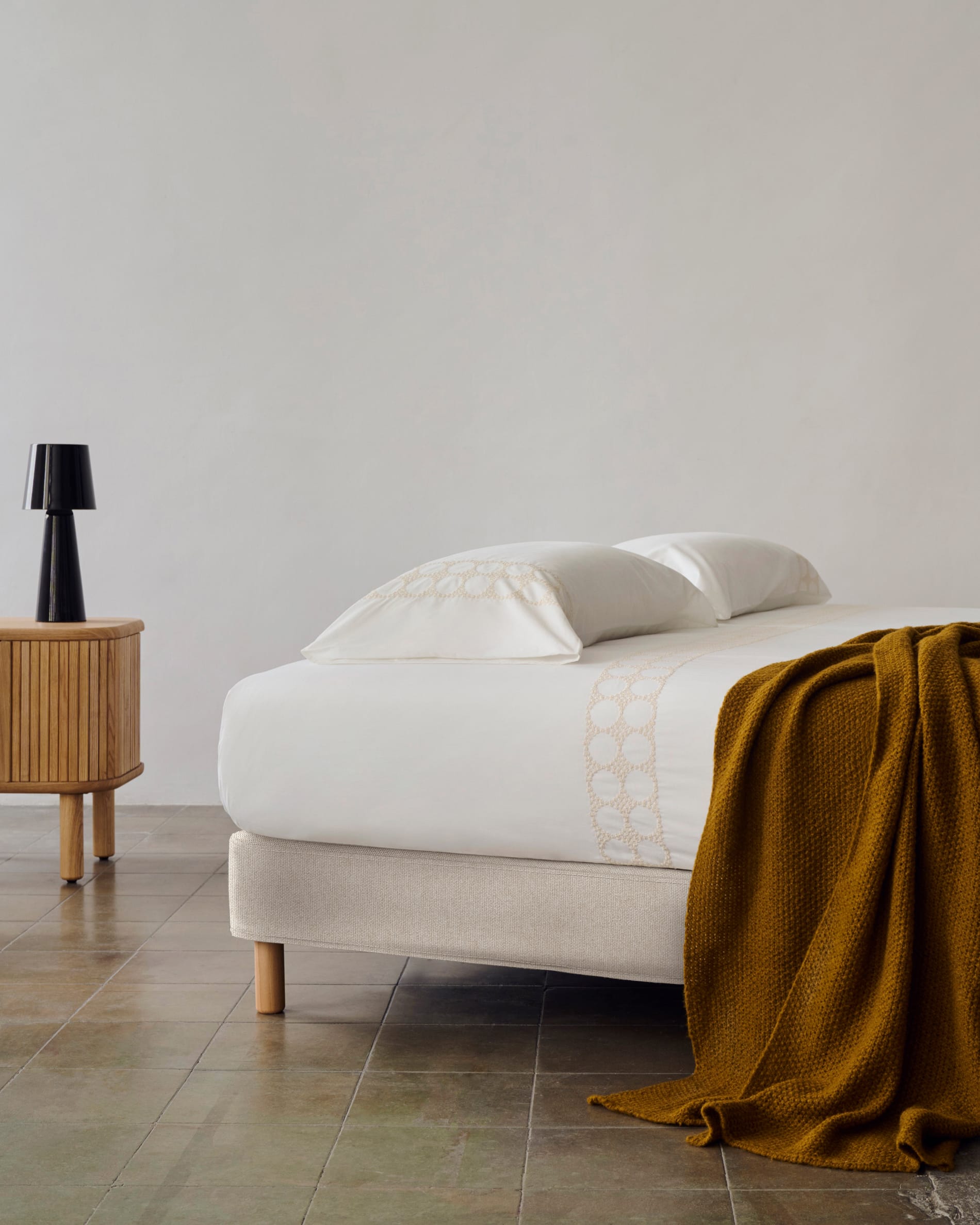 Elegantes Ofelia Bettgestell mit beigem, abnehmbarem Bezug, FSC-zertifiziert, Buchenholzfüssen, passend für 150x190 cm Matratzen.