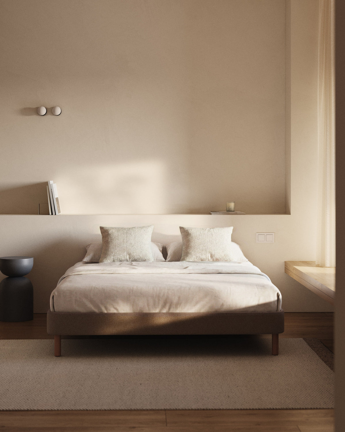 Bettgestell Ofelia mit abnehmbarem Bezug in Braun und Beinen aus massivem Buchenholz für Matratzengrösse 160 x 200 cm in Hellbraun präsentiert im Onlineshop von KAQTU Design AG. Bett ist von Kave Home