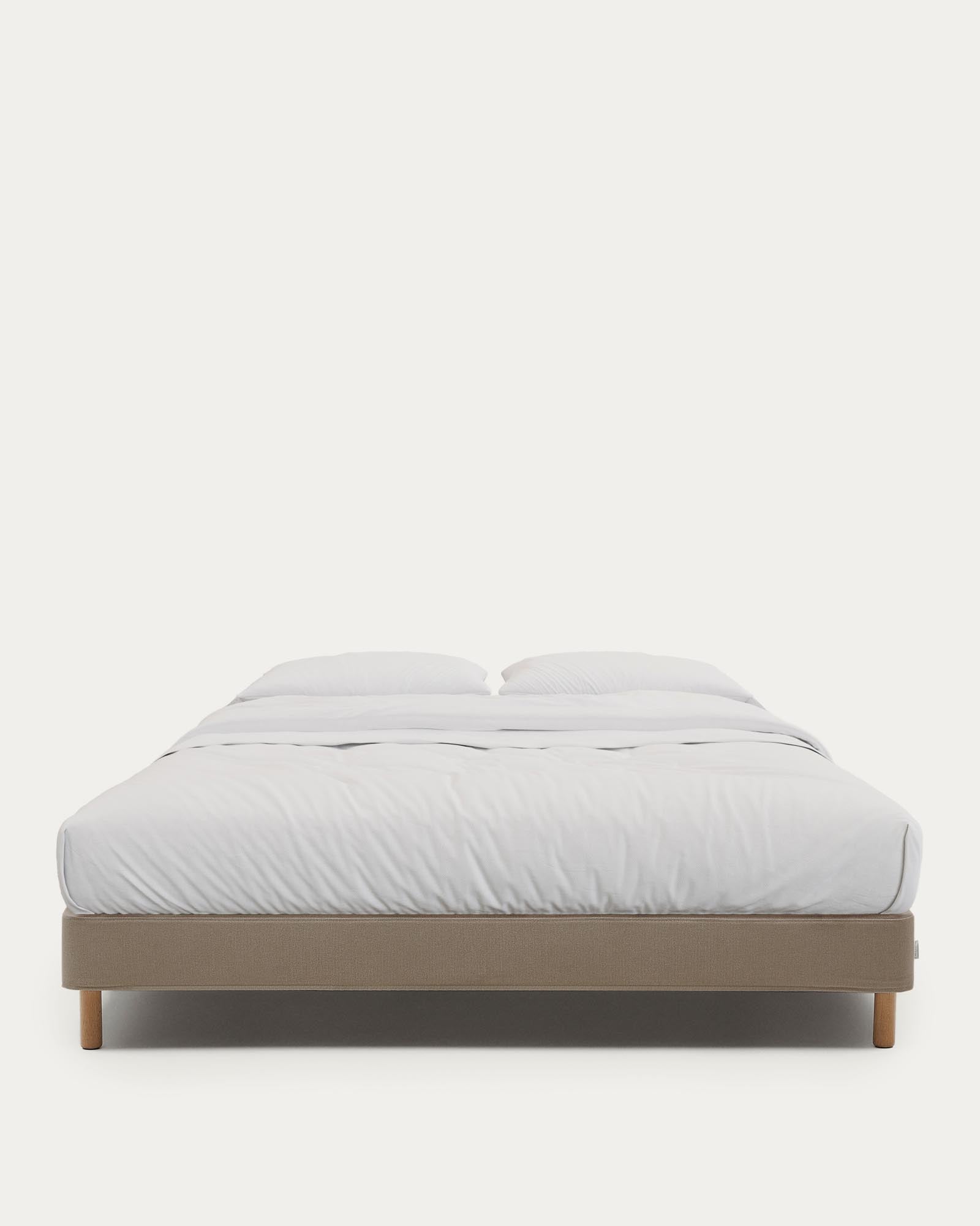 Bettgestell Ofelia mit abnehmbarem Bezug in Braun und Beinen aus massivem Buchenholz für Matratzengrösse 180 x 200 cm in Hellbraun präsentiert im Onlineshop von KAQTU Design AG. Bett ist von Kave Home