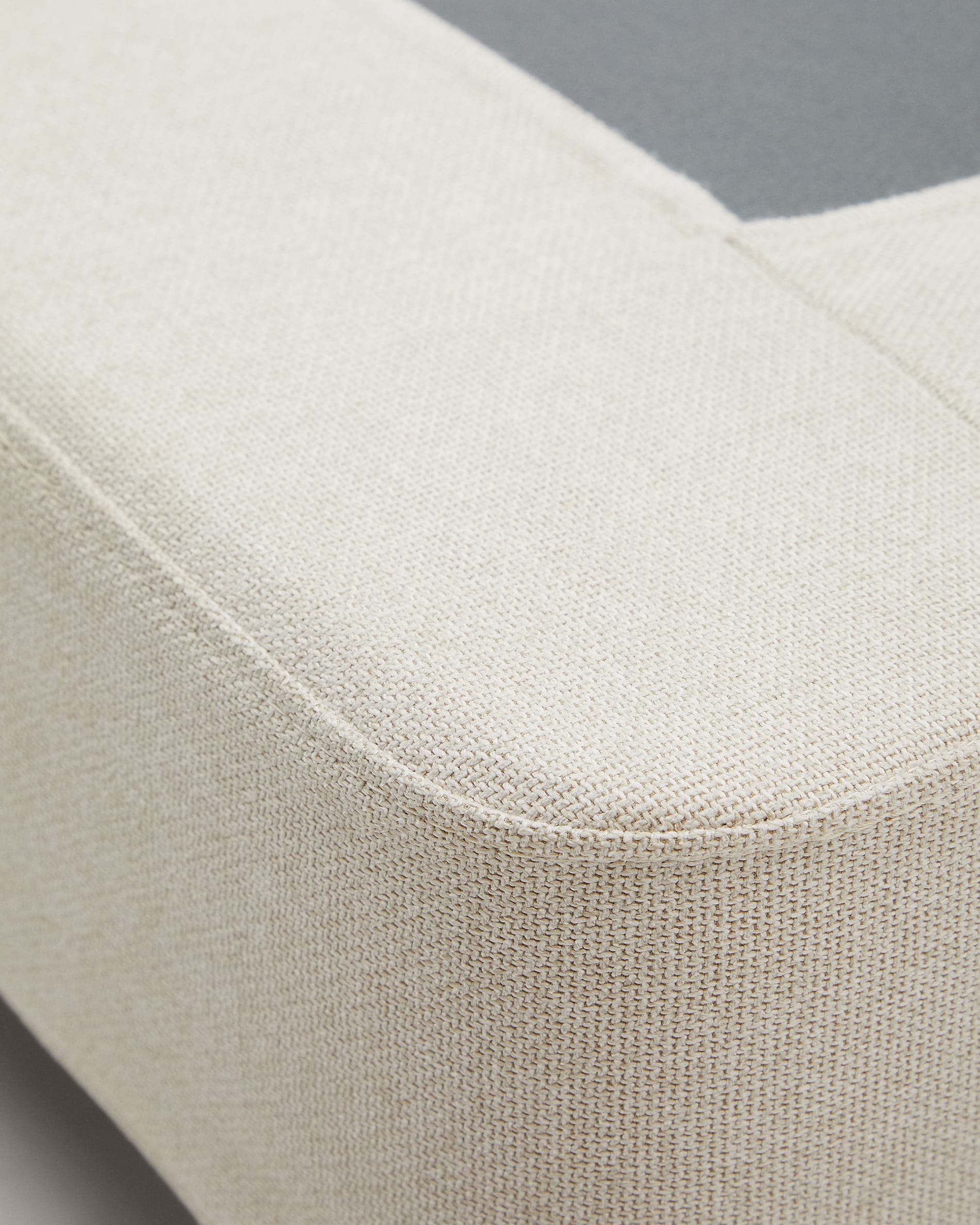 Entdecken Sie das elegante Ofelia Bettgestell in Beige, mit abnehmbarem Bezug und stabilen Buchenholzfüßen für höchsten Komfort und Stil.