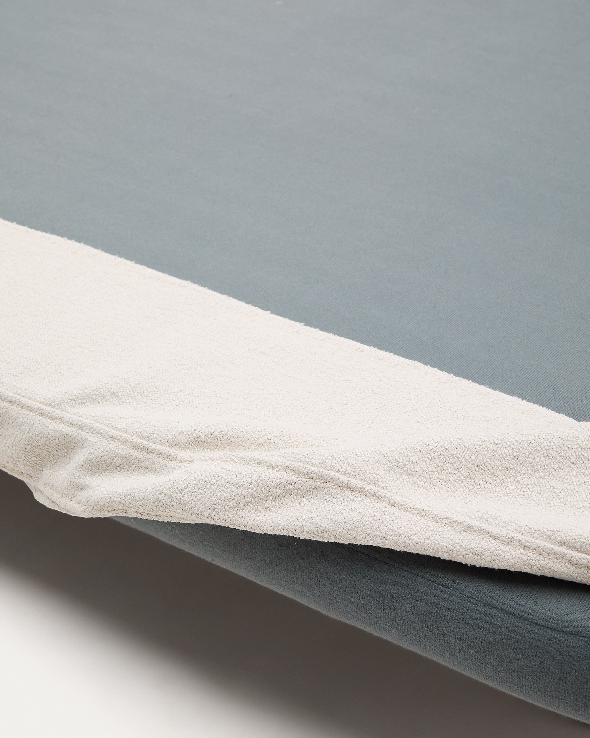 Stilvolles Bett Odum in Beige, 160x200 cm, mit abziehbarem Mikro-Bouclé-Bezug und stabilen Buchenholzbeinen. Perfekt für modernes Wohnen.