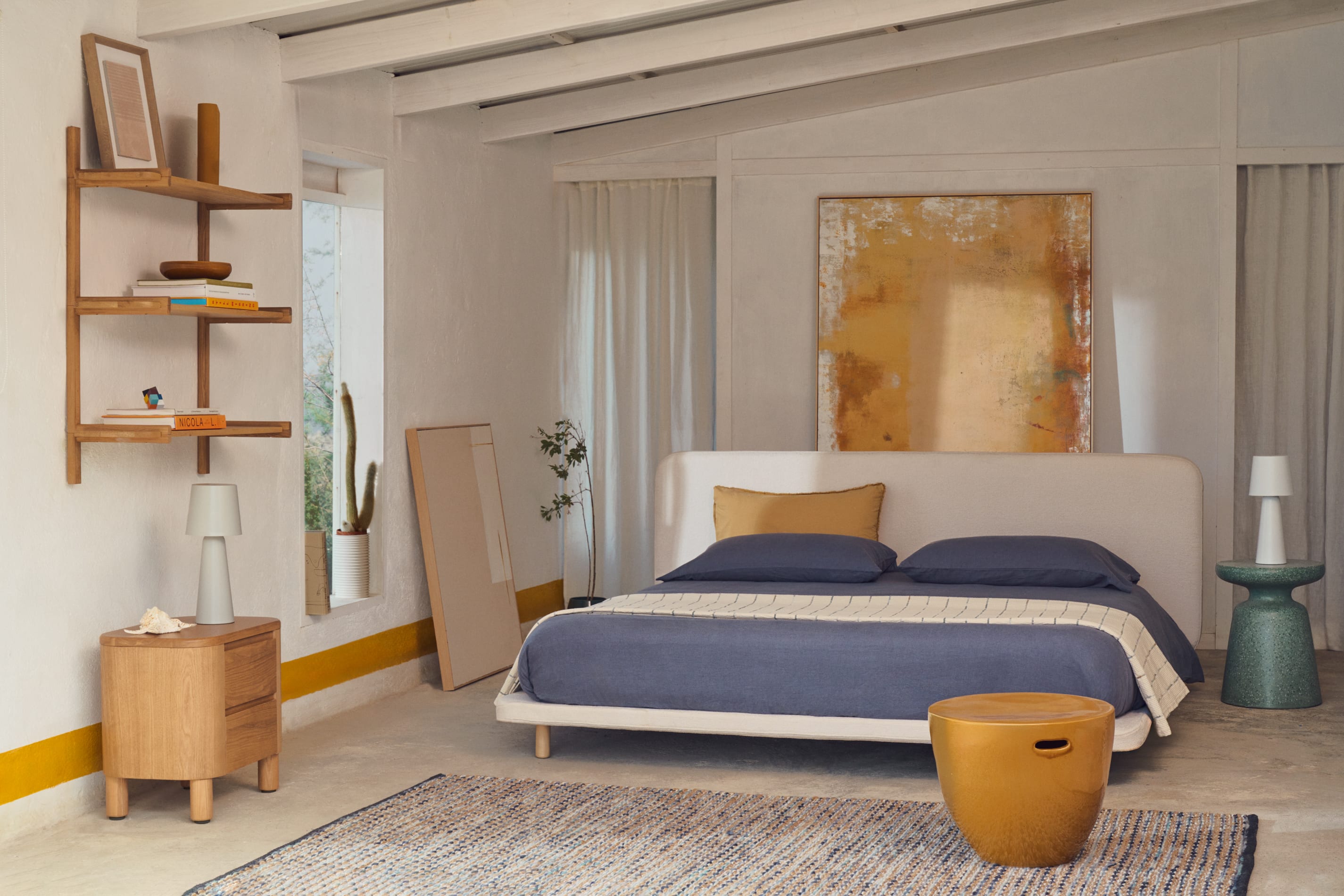 Elegantes Bett Odum mit beigem Mikro-Bouclé-Bezug, FSC-zertifizierten Buchenholzbeinen, 180x200 cm, abziehbar.