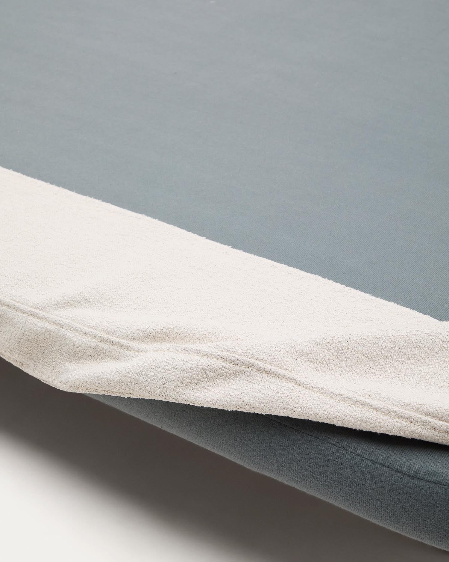 Eleganter Bezug für das Bett Odum in sanftem Beige aus weichem Mikrobouclé, ideal für Matratzen 160 x 200 cm. Stilvoll und pflegeleicht.