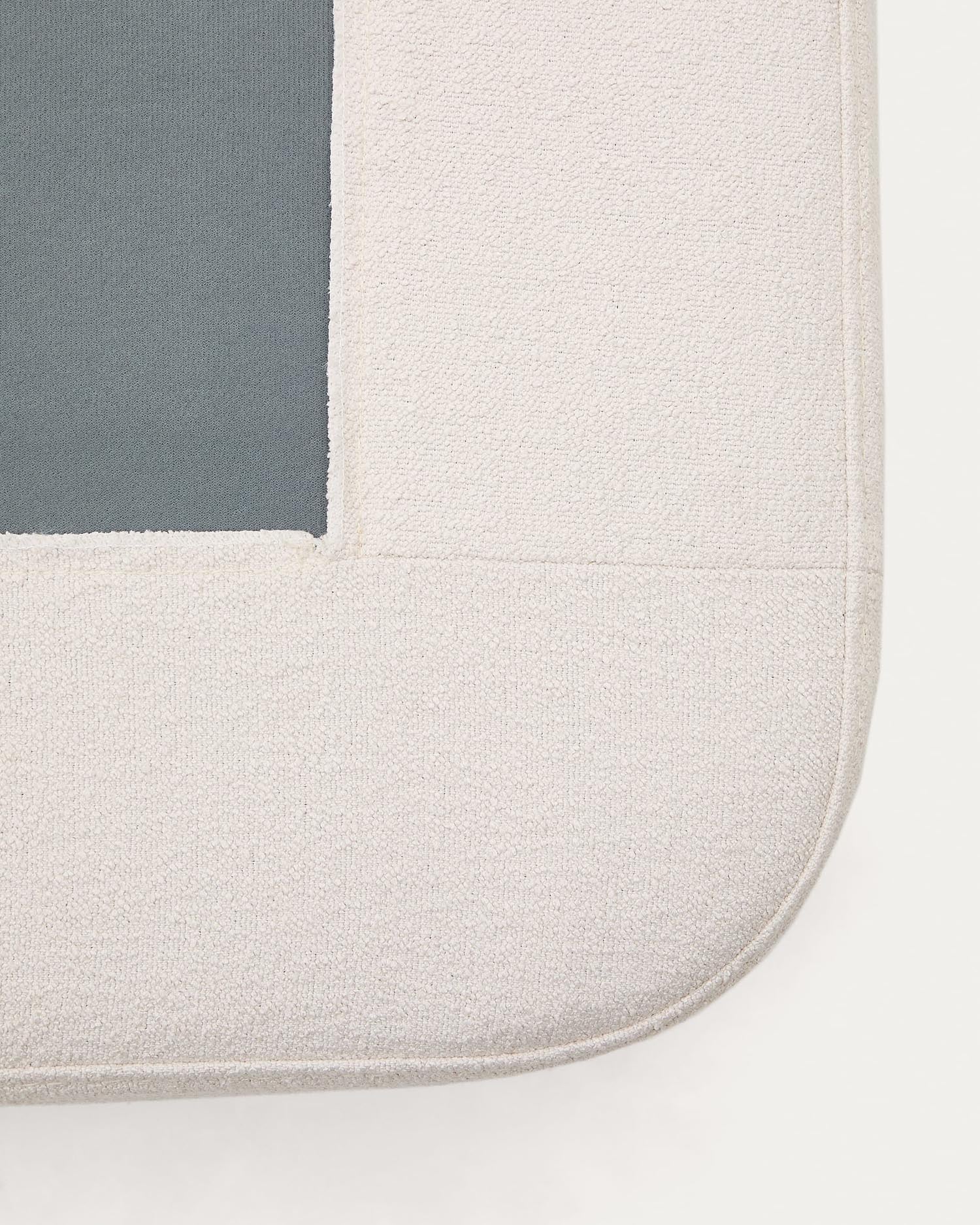 Stilvoller Bezug für das Bett Odum aus weichem Micro-Bouclé in elegantem Beige, ideal für Matratzen 180 x 200 cm. Modern, langlebig und pflegeleicht.