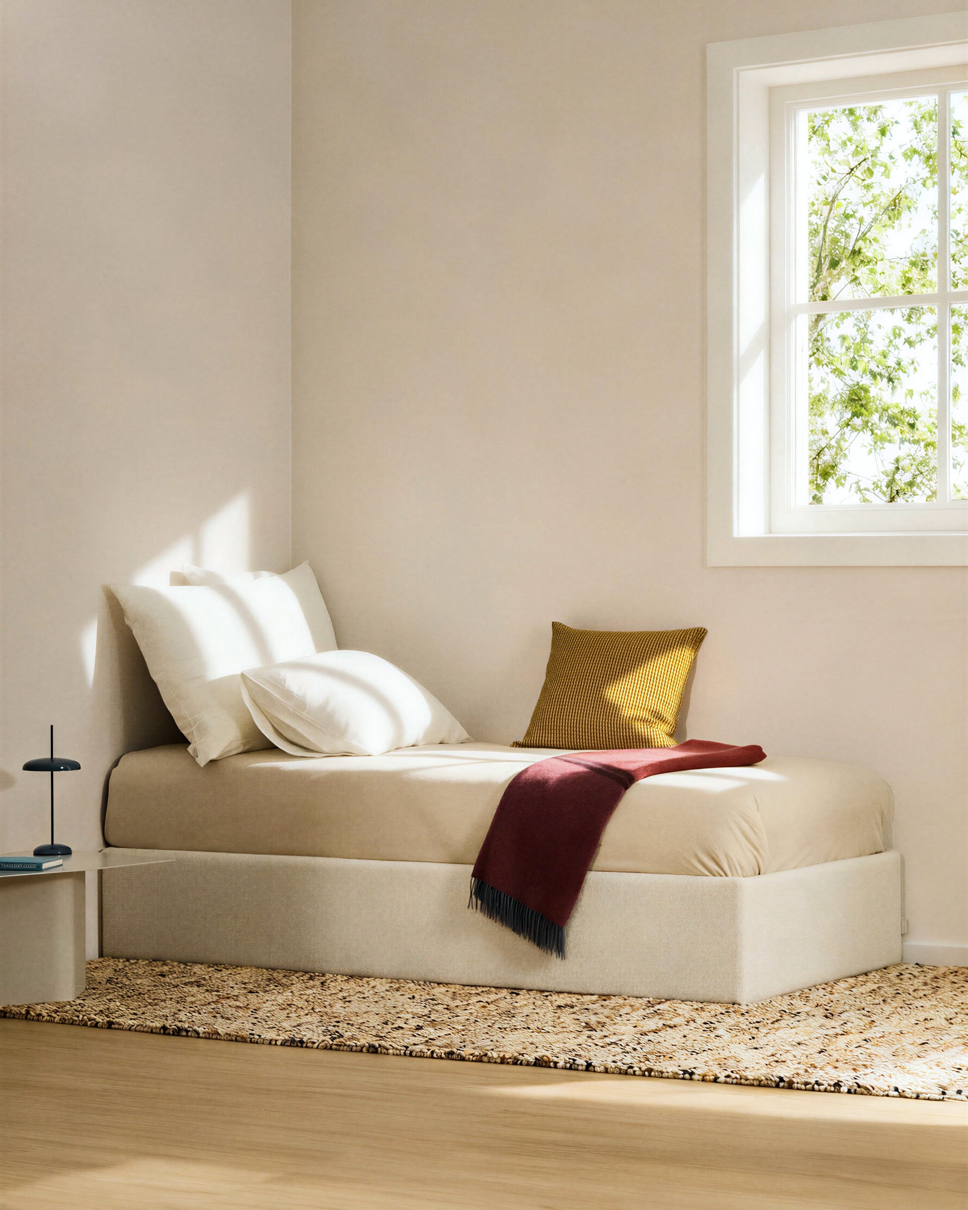 Abziehbares, aufklappbares Bett mit Stauraum Nelzi für Matratzengröße 90 x 200 cm in ecrufarbener Chenille, 100 % FSC in Ecru präsentiert im Onlineshop von KAQTU Design AG. Bett ist von Kave Home