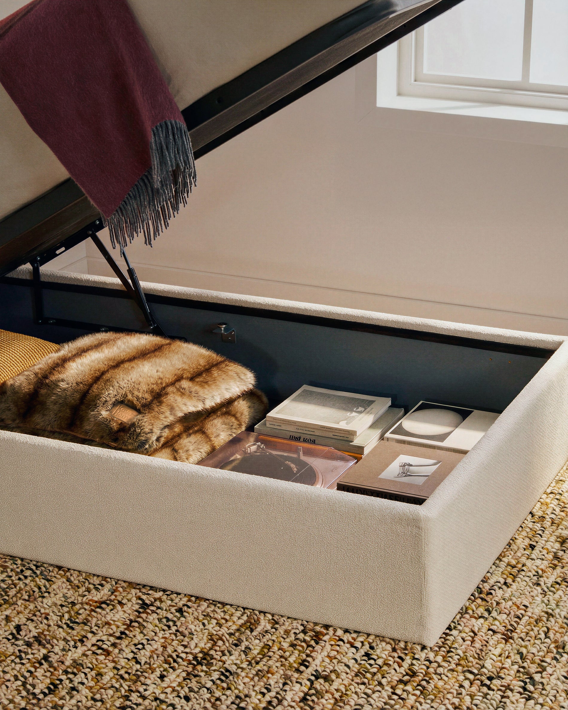 Abziehbares, aufklappbares Bett mit Stauraum Nelzi für Matratzengröße 90 x 200 cm in ecrufarbener Chenille, 100 % FSC in Ecru präsentiert im Onlineshop von KAQTU Design AG. Bett ist von Kave Home