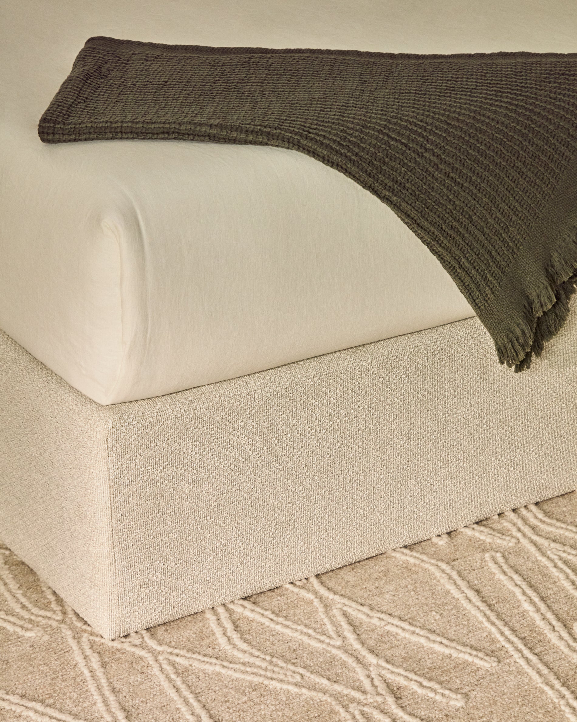 Abziehbares, aufklappbares Bett mit Stauraum Nelzi für Matratzengröße 160 x 200 cm in ecrufarbener Chenille, 100 % FSC in Ecru präsentiert im Onlineshop von KAQTU Design AG. Bett ist von Kave Home