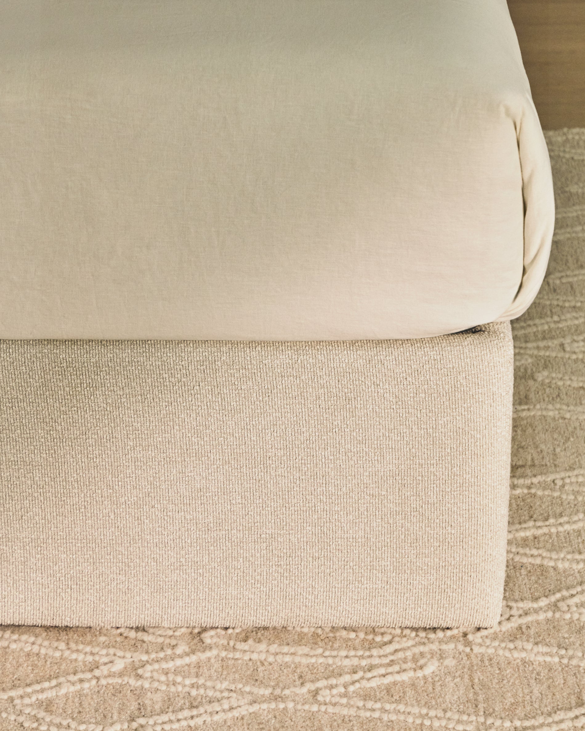 Abziehbares, aufklappbares Bett mit Stauraum Nelzi für Matratzengröße 160 x 200 cm in ecrufarbener Chenille, 100 % FSC in Ecru präsentiert im Onlineshop von KAQTU Design AG. Bett ist von Kave Home