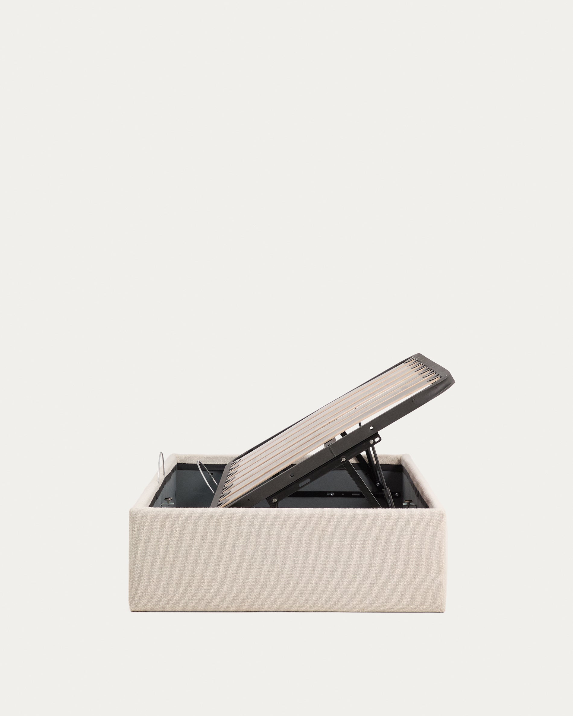 Abziehbares, seitlich aufklappbares Bett mit Stauraum Nelzi für Matratzengröße 90 x 200 cm in ecrufarbener Chenille, 100 % FSC in Ecru präsentiert im Onlineshop von KAQTU Design AG. Bett ist von Kave Home