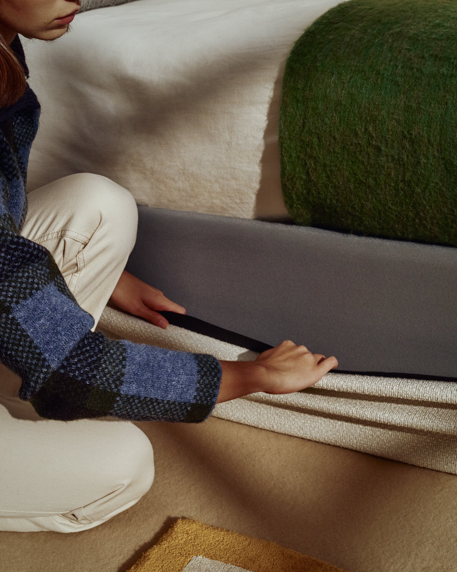 Abziehbares, seitlich aufklappbares Bett mit Stauraum Nelzi für Matratzengröße 90 x 200 cm in ecrufarbener Chenille, 100 % FSC in Ecru präsentiert im Onlineshop von KAQTU Design AG. Bett ist von Kave Home