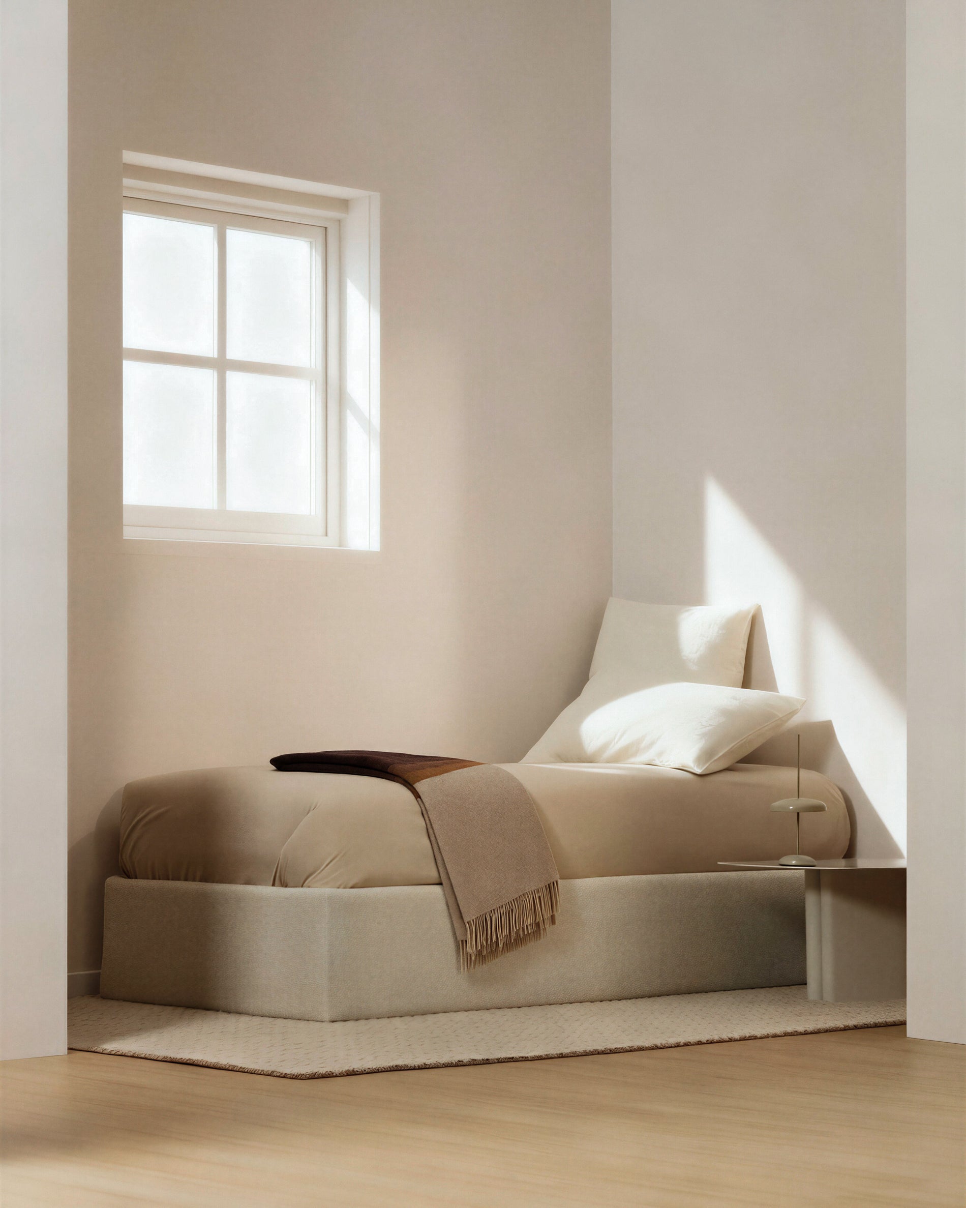 Abziehbares, seitlich aufklappbares Bett mit Stauraum Nelzi für Matratzengröße 90 x 200 cm in ecrufarbener Chenille, 100 % FSC in Ecru präsentiert im Onlineshop von KAQTU Design AG. Bett ist von Kave Home