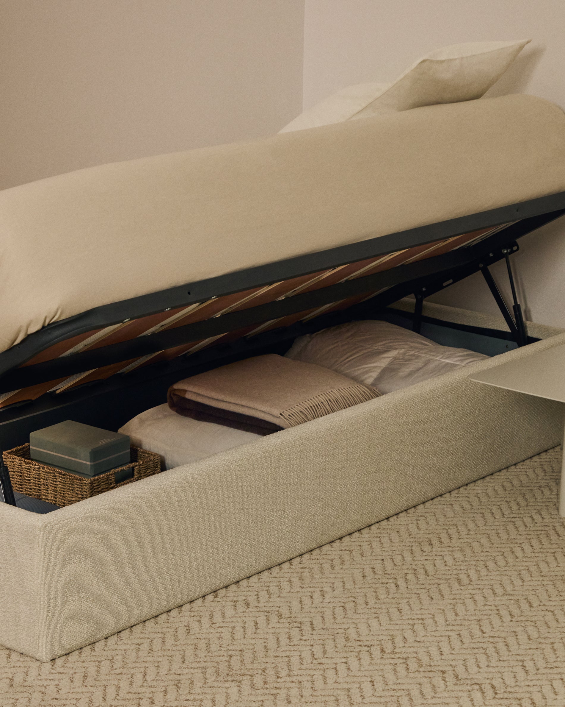 Abziehbares, seitlich aufklappbares Bett mit Stauraum Nelzi für Matratzengröße 90 x 200 cm in ecrufarbener Chenille, 100 % FSC in Ecru präsentiert im Onlineshop von KAQTU Design AG. Bett ist von Kave Home