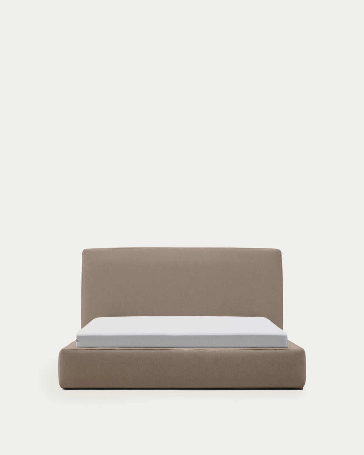 Abziehbares Bett Blok in Braun für Matratzengrösse 160 x 200 cm, FSC Mix Credit in Hellbraun präsentiert im Onlineshop von KAQTU Design AG. Bett ist von Kave Home