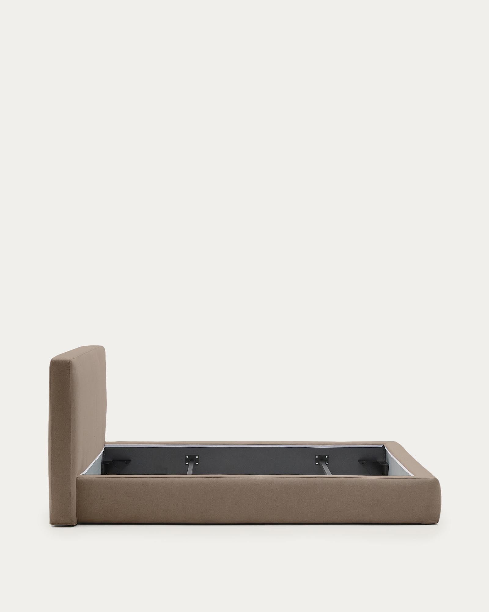 Modernes abziehbares Bett Blok in elegantem Braun, passend für 160 x 200 cm Matratzen, umweltfreundlich mit FSC Mix Credit von Kave Home.