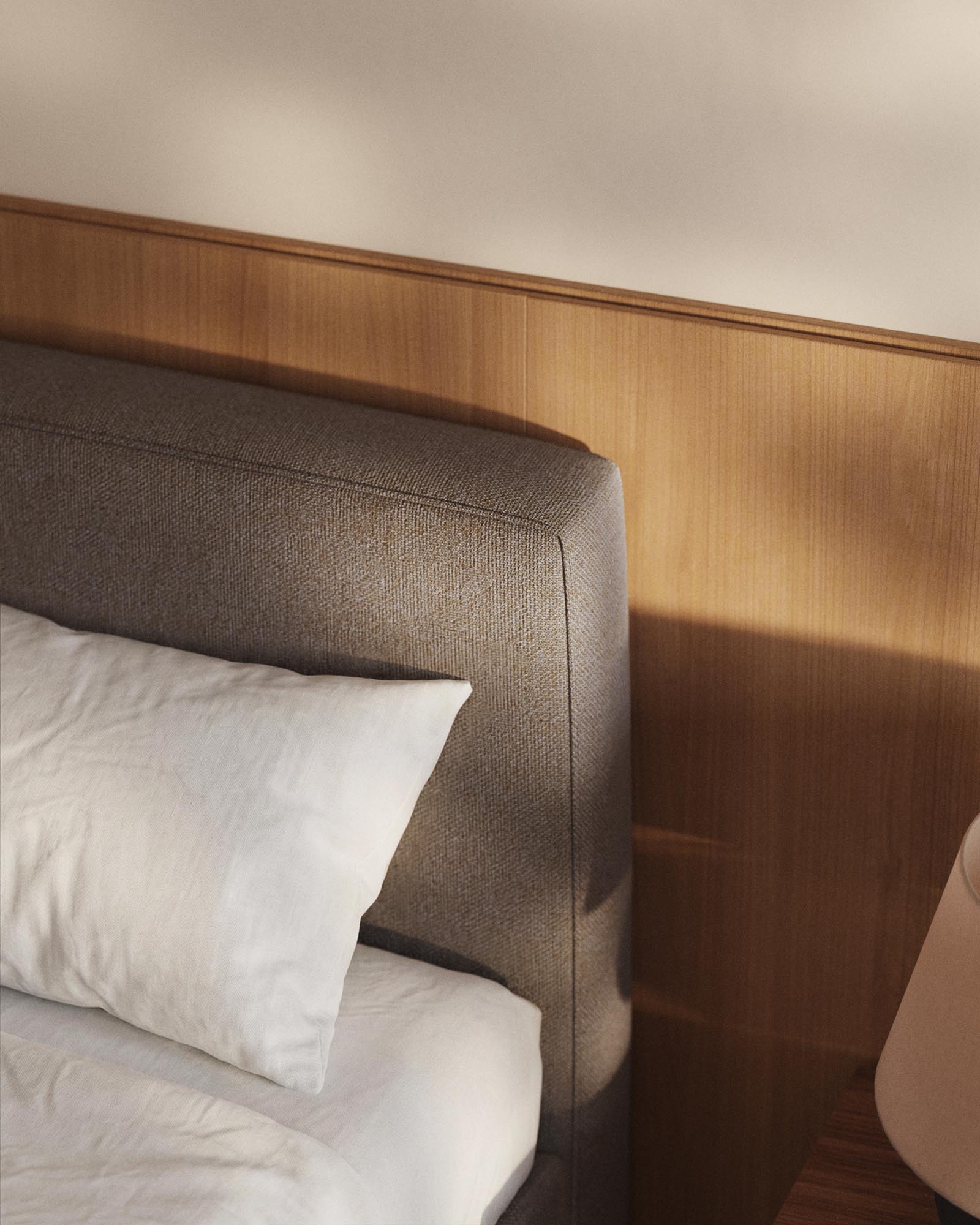 Stylisches abziehbares Bett Blok in sanftem Braun, ideal für Matratzengröße 180 x 200 cm, nachhaltig zertifiziert mit FSC Mix Credit.