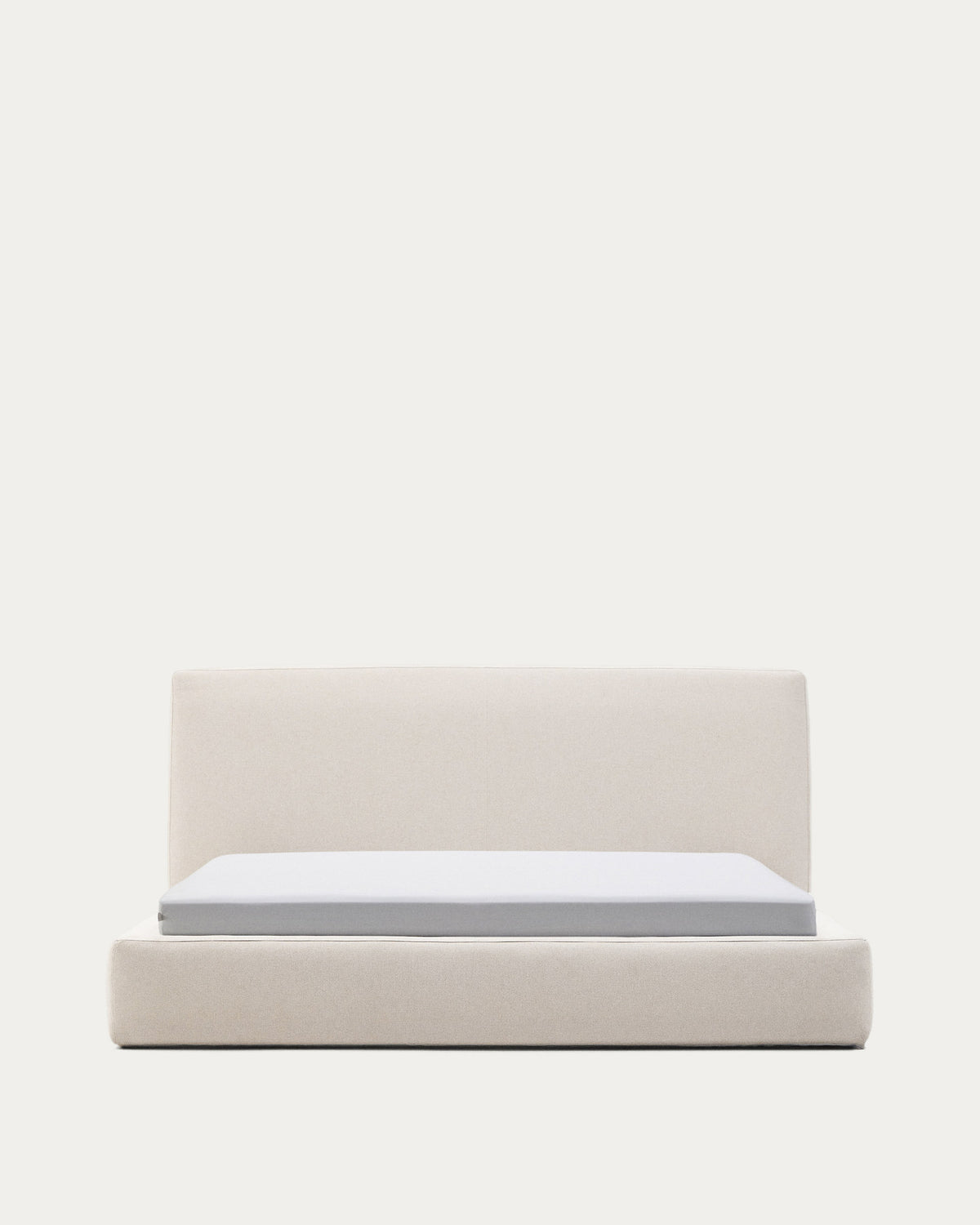 Abziehbares Bett Blok écru für eine 180 x 200 cm grosse Matratze FSC Mix Credit in Ecru präsentiert im Onlineshop von KAQTU Design AG. Bett ist von Kave Home