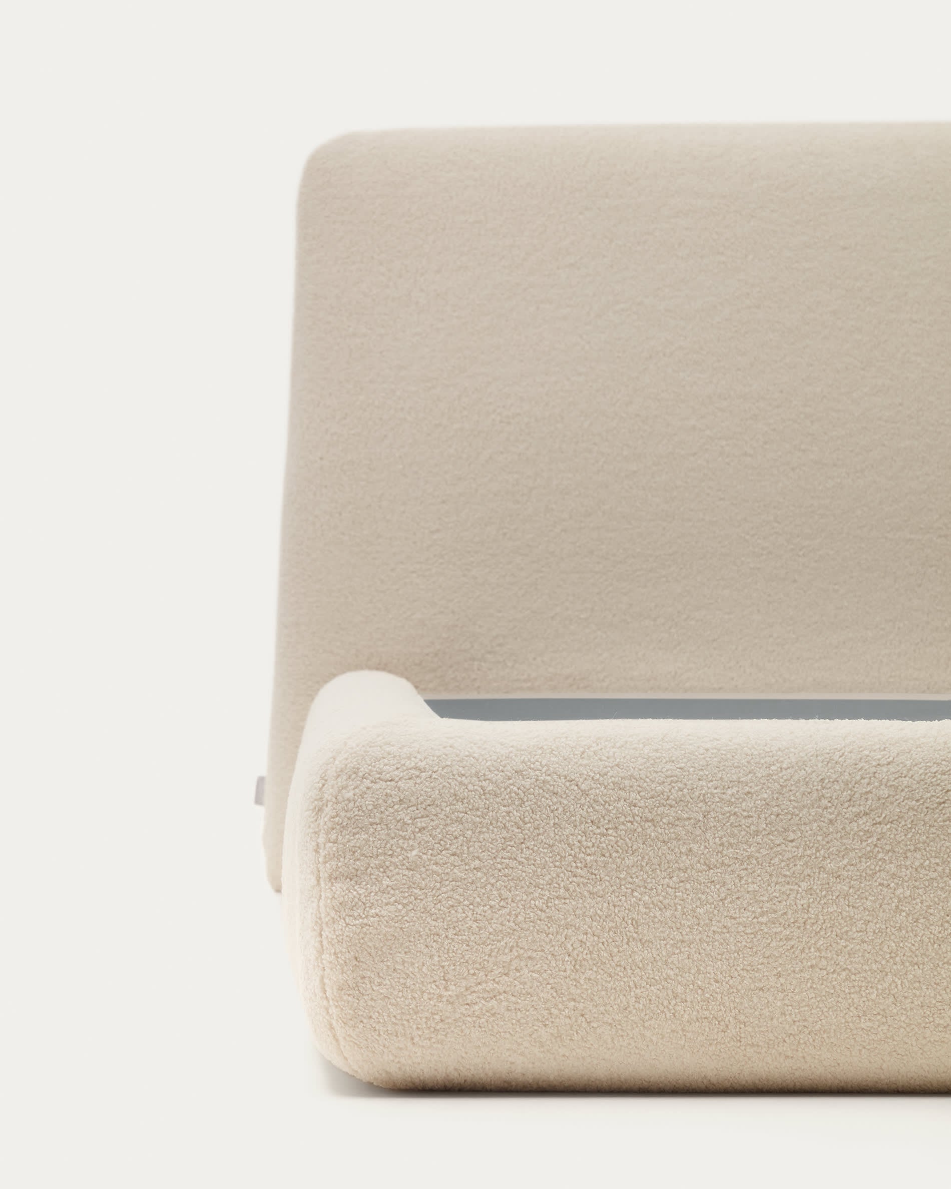 Elegantes Martina Bett in Ecru mit abnehmbarem Bouclé-Bezug, ideal für 90 x 200 cm Matratzen. Nachhaltig und pflegeleicht von Kave Home.