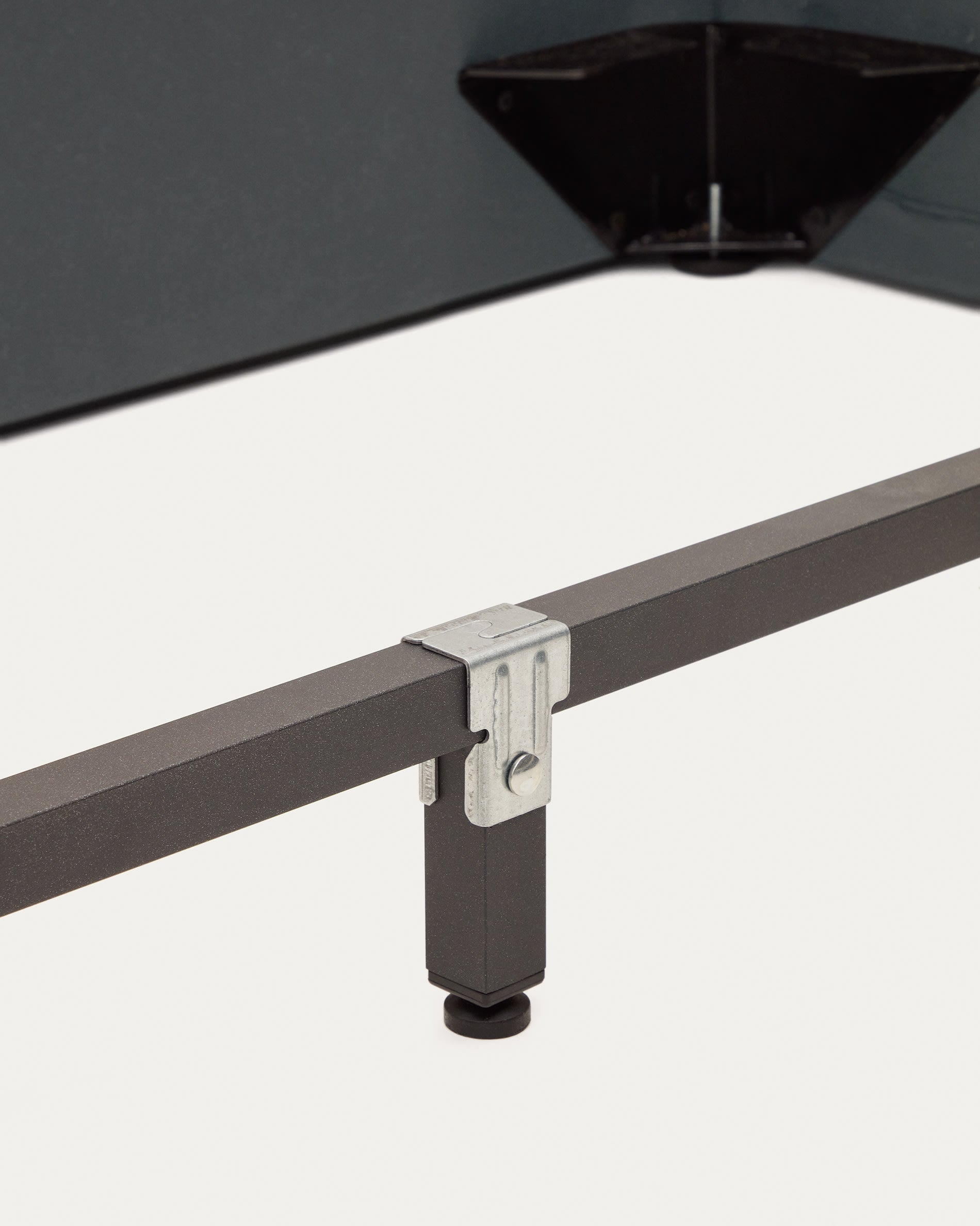 Elegantes Martina Bett in Ecru mit weichem Bouclé-Bezug. Abnehmbar, pflegeleicht und ideal für 90 x 200 cm Matratzen. Nachhaltig von Kave Home.