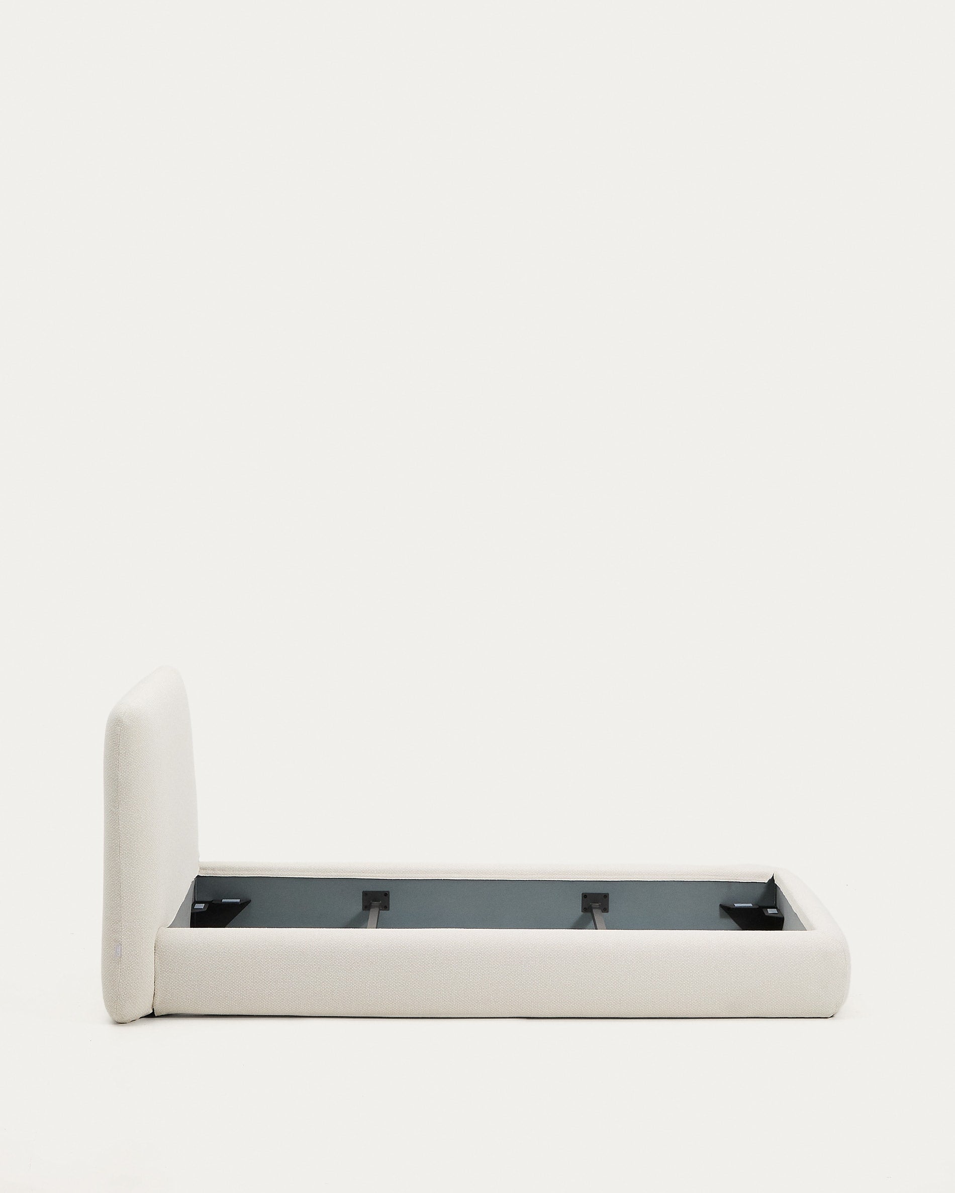 Entdecken Sie das elegante Bett Martina von Kave Home. Mit abziehbarem Bezug aus ecrufarbener Chenille vereint es Komfort und modernes Design.