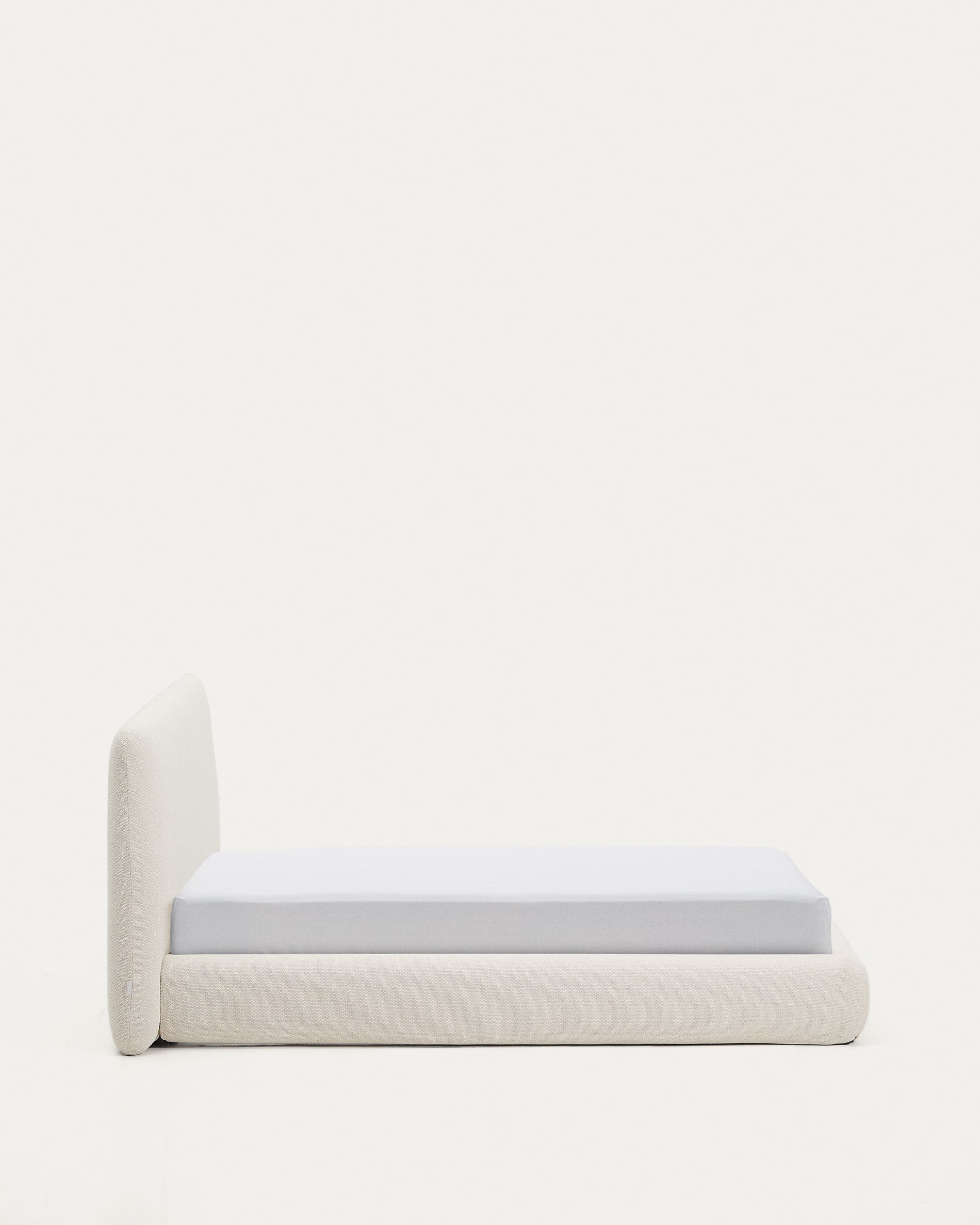 Erleben Sie das stilvolle Bett Martina von Kave Home, das mit einem pflegeleichten ecrufarbenen Chenille-Bezug und großzügigen 160 x 200 cm für besten Schlafkomfort sorgt.