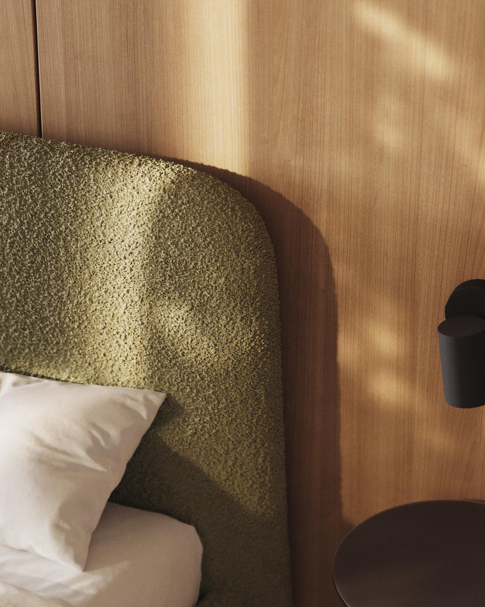 Stilvolles Bett Martina mit abnehmbarem Bezug aus dunkelgrünem Lammfellimitat, passend für Matratzengröße 180 x 200 cm, nachhaltig und modern.