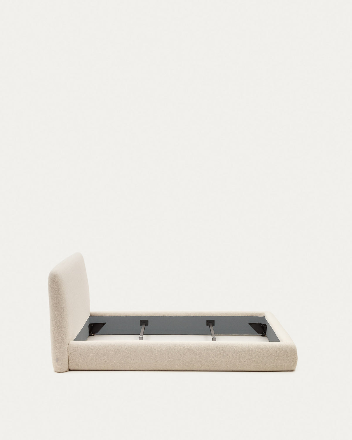 Martina Bett mit abnehmbarem Bezug aus Bouclé in Ecru für Matratze von 180 x 200 cm FSC Mix Credit in Ecru präsentiert im Onlineshop von KAQTU Design AG. Bett ist von Kave Home