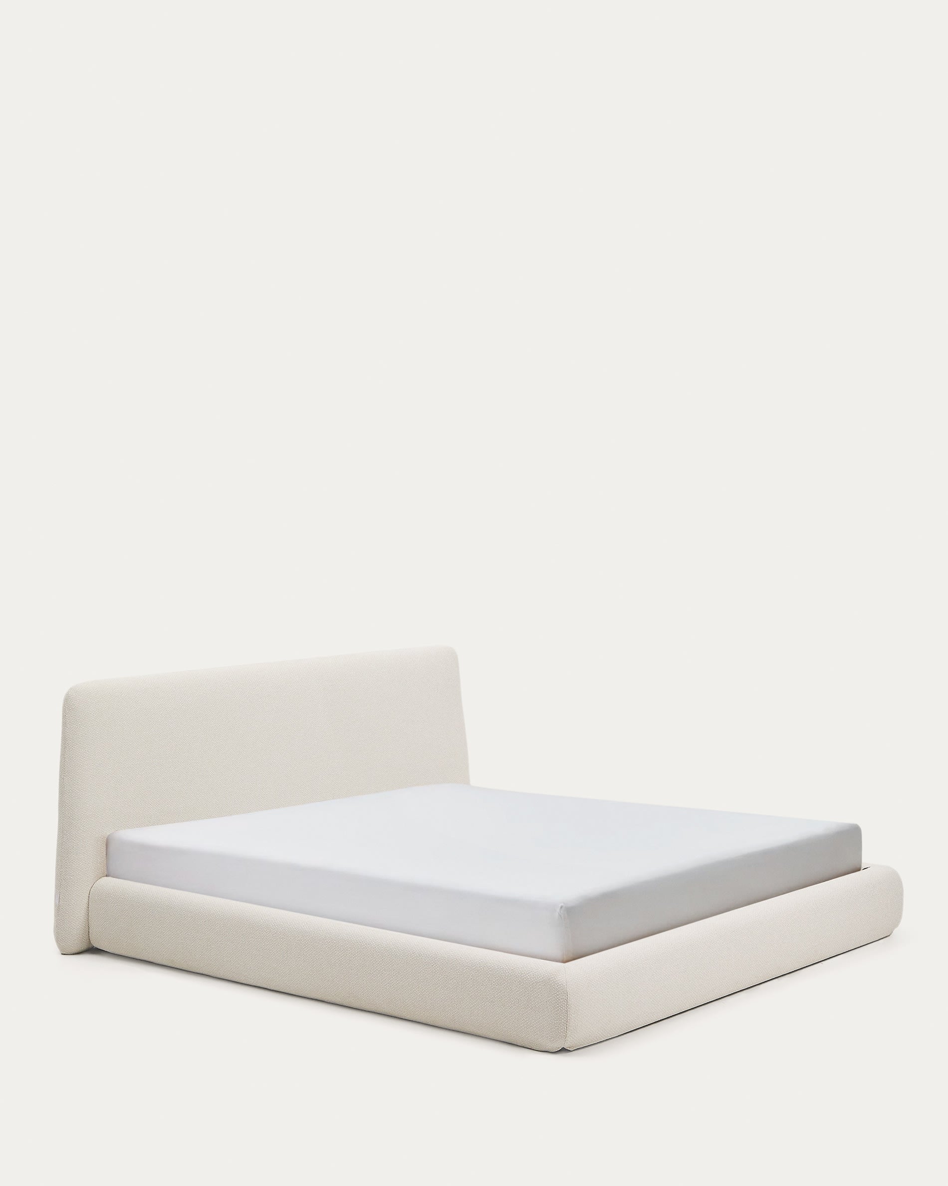 Entdecken Sie das elegante Bett Martina von Kave Home, gefertigt aus weicher ecrufarbener Chenille. Perfekt für 180 x 200 cm Matratzen, bietet es höchsten Schlafkomfort und ein modernes Design.