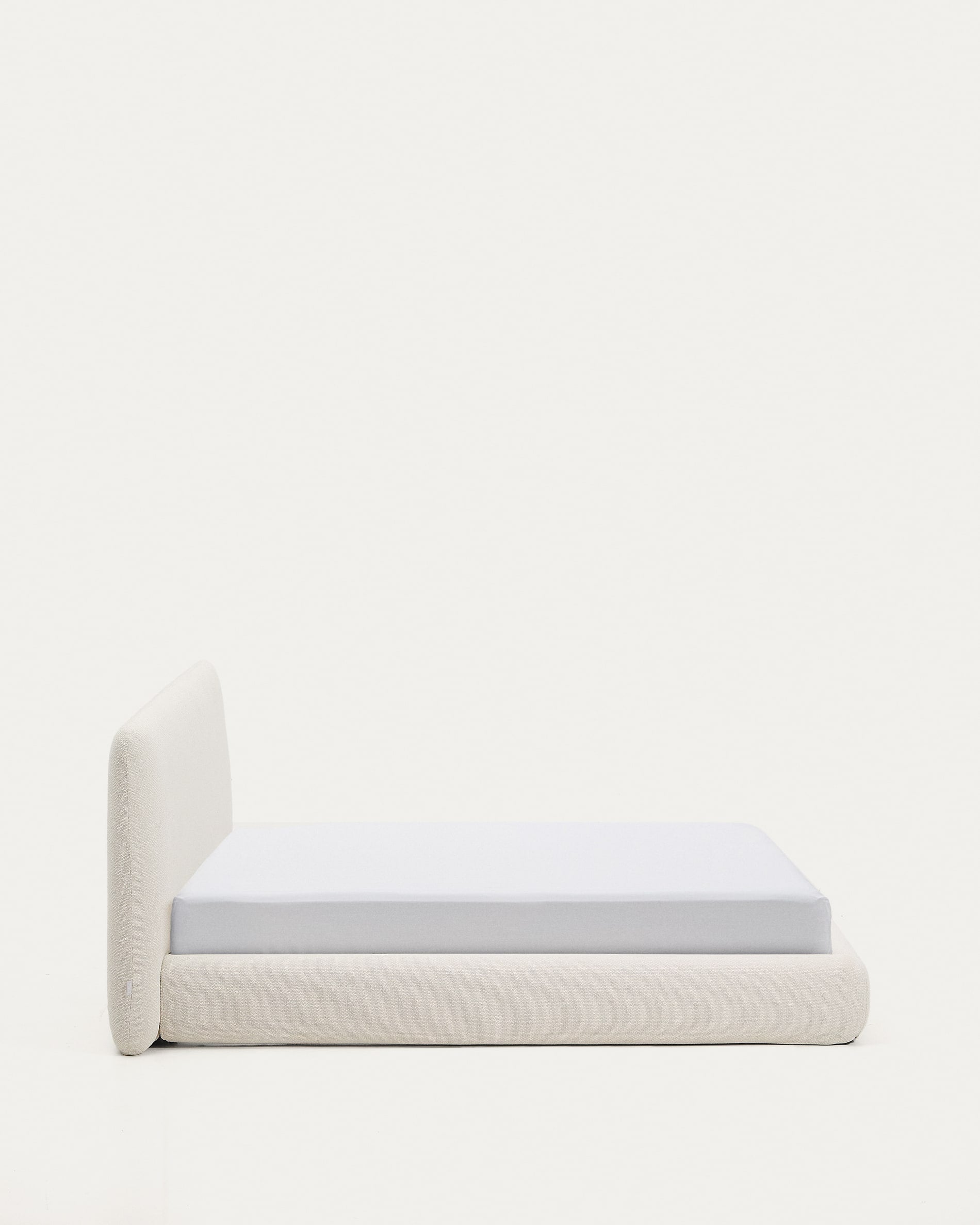 Erleben Sie das abziehbare Bett Martina von Kave Home in edler ecrufarbener Chenille. Ideal für 180 x 200 cm Matratzen, vereint es Stil und Komfort.