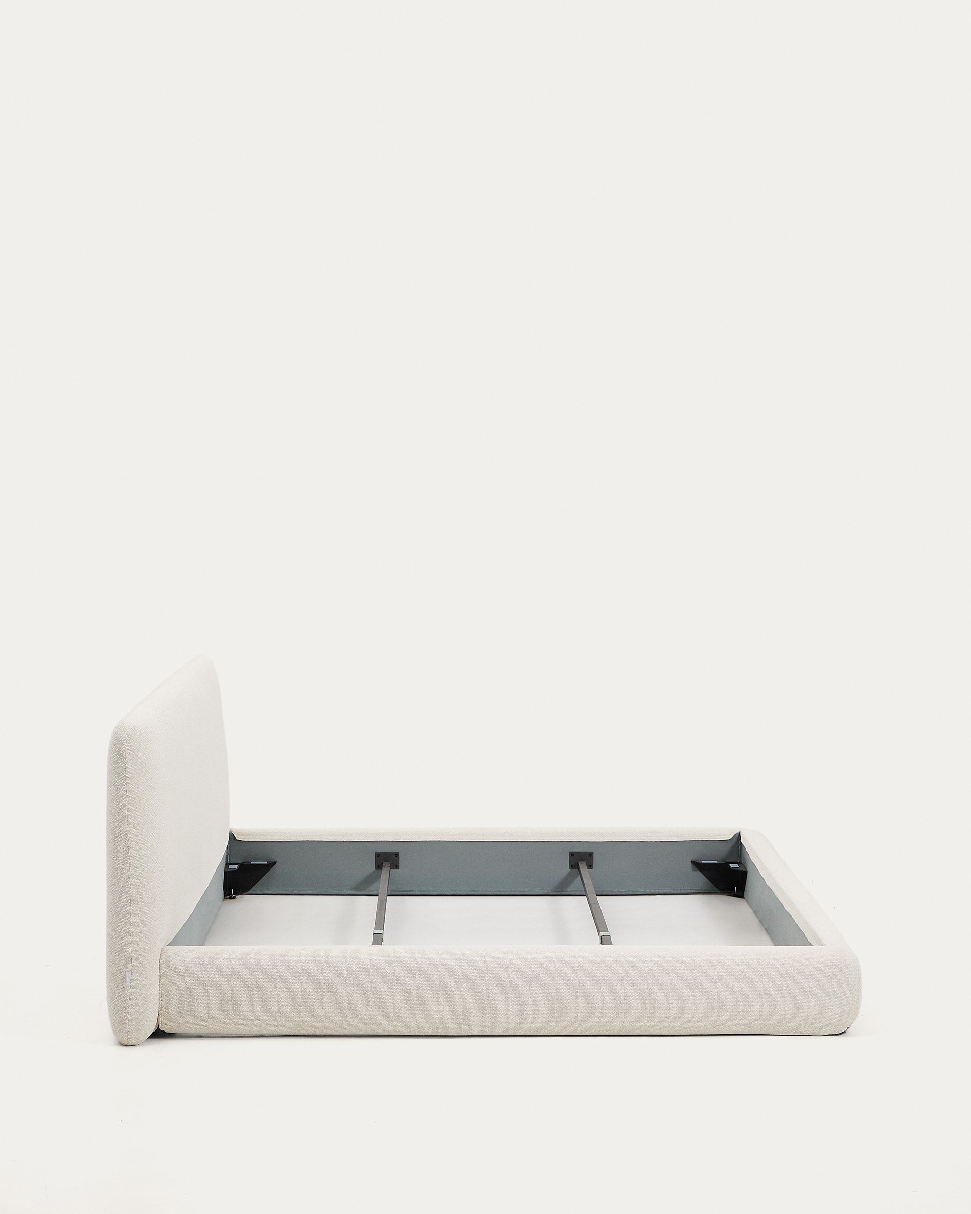 Entdecken Sie das elegante Bett Martina von Kave Home, gefertigt aus weicher ecrufarbener Chenille. Perfekt für 180 x 200 cm Matratzen, bietet es höchsten Schlafkomfort und ein modernes Design.