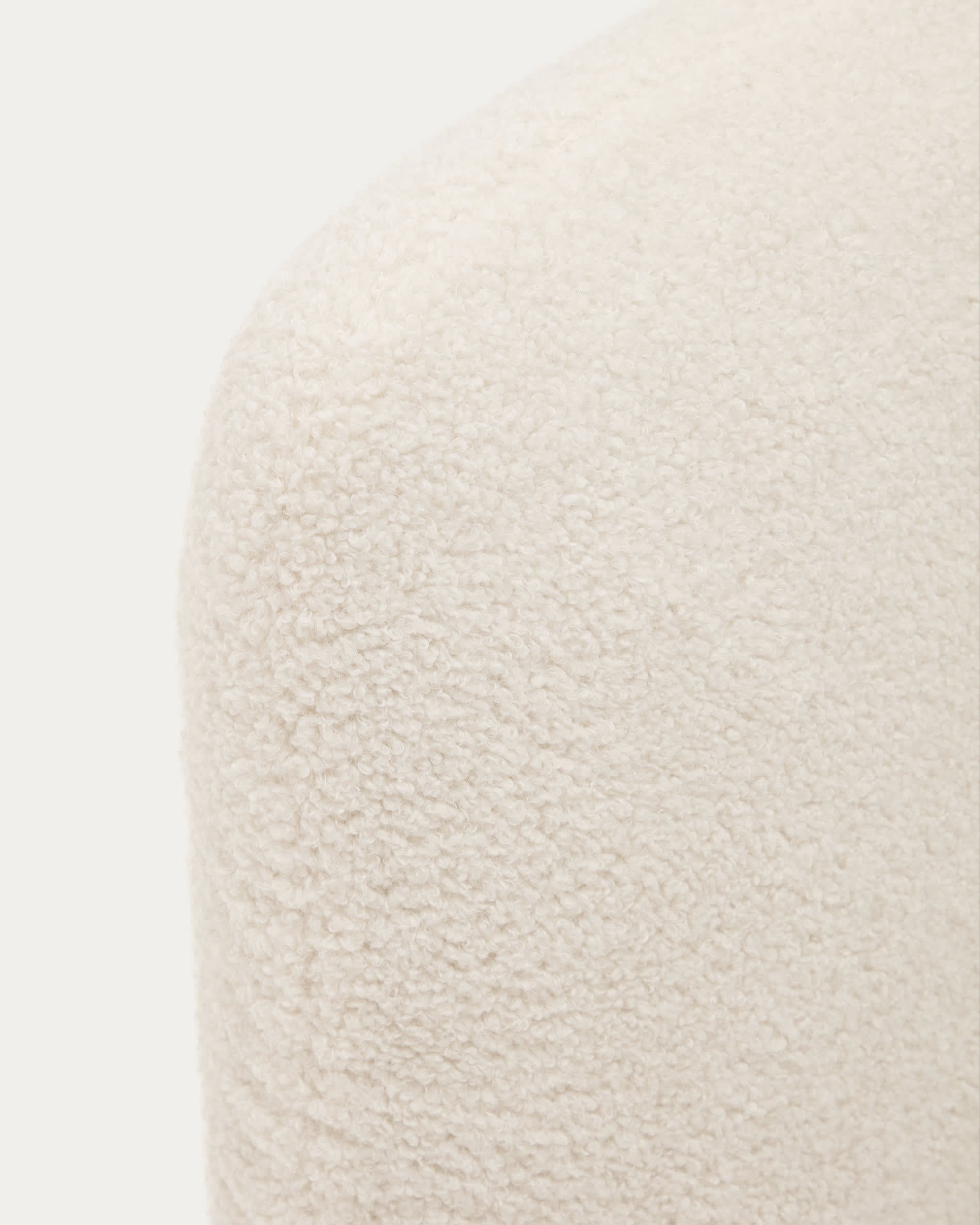 Eleganter Bouclé-Bezug in Ecru für das Martina Bett (160 x 200 cm). Hochwertig, pflegeleicht und stilvoll – perfektes Schlafzimmer-Accessoire von Kave Home.